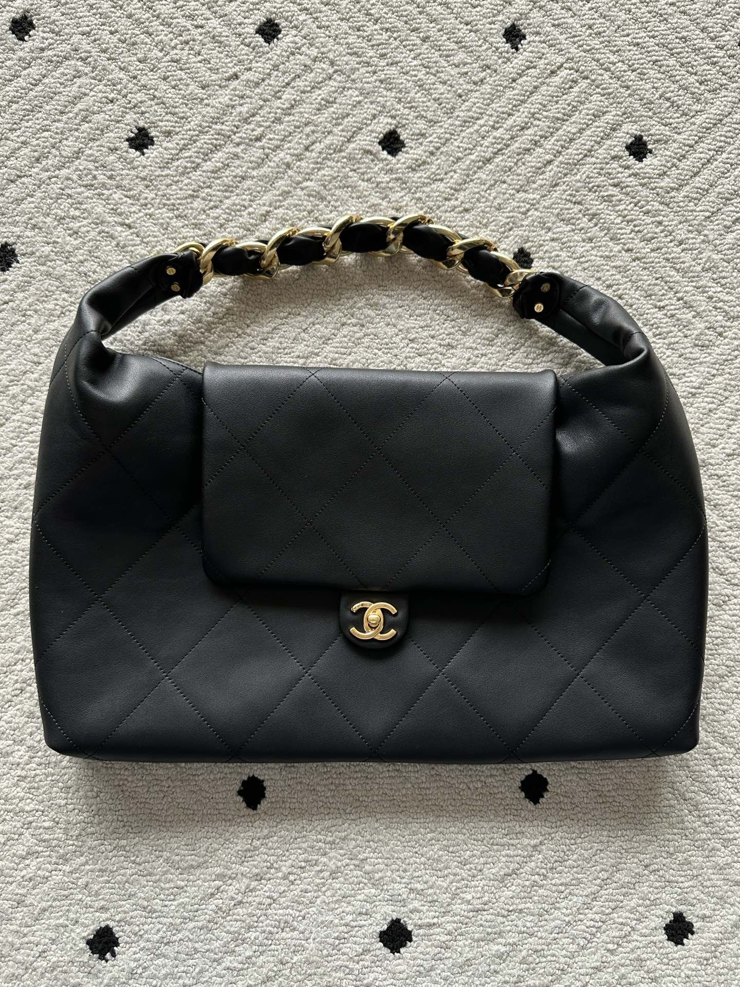 NO:583783,Authentic grade Brand Chanel Model: 5839 Introduction: Original quality, classic, the forefront of magnificence and temperament, nobility beyond your expectation. Leather type: Original imported cowhide, with original cloth inside. Hardware: Original hardware size: 4cmX43cmX10cm, CHANEL, chanel, cowhide19860909正品级 品牌Chanel型号:5839简介:原单质量,经典之作,华丽与气质的前沿,是你意想不到的尊贵.皮种:原单进口牛皮,里配原版布.五金:原版五金配制尺寸:4cmX43cmX10cm,CHANEL,chanel,cowhide,Bag