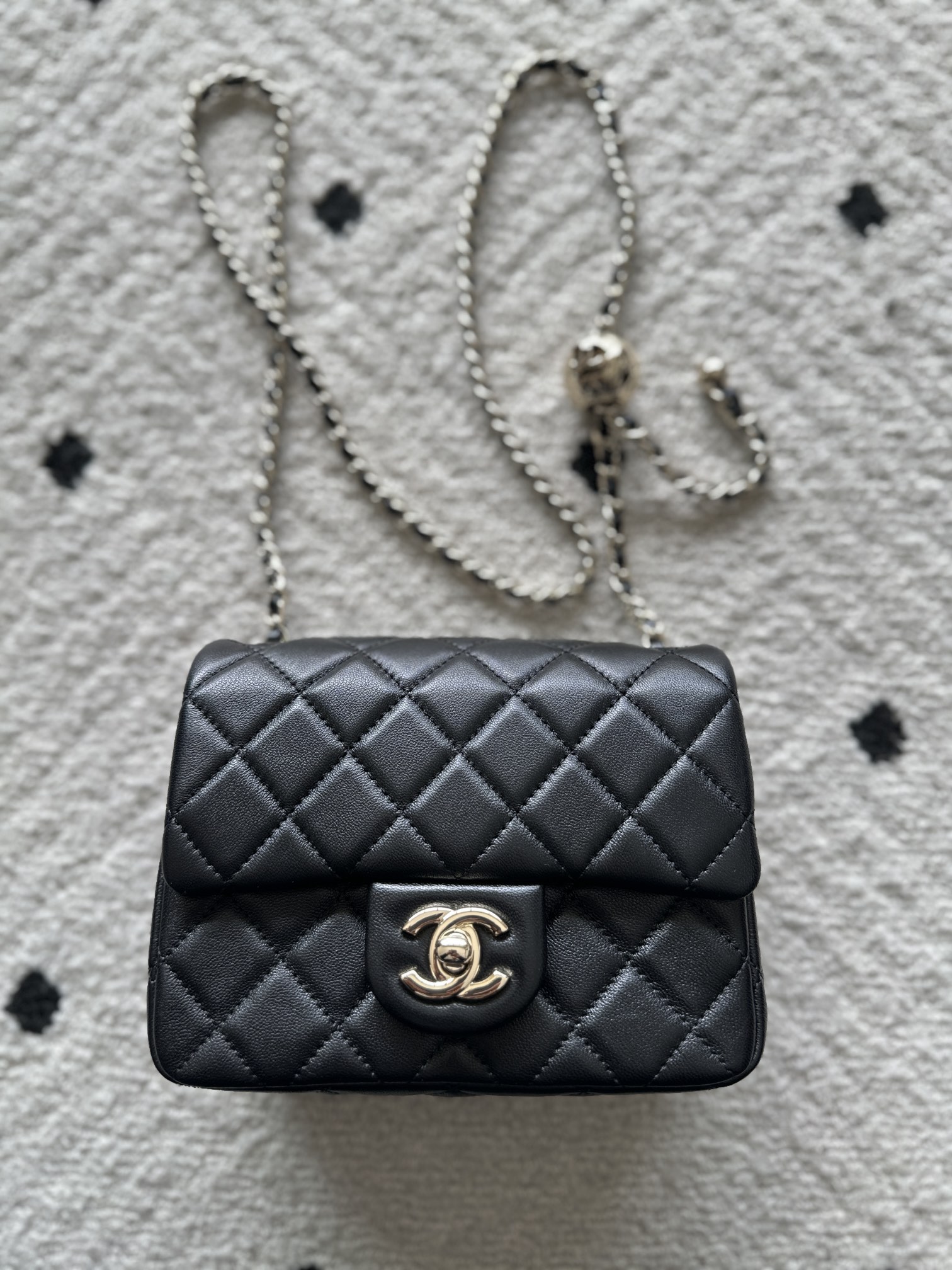 NO:583784,Authentic grade Brand: Chanel Model: AS1786 Black Introduction: Original quality, classic, the forefront of magnificence and temperament, nobility beyond your expectation. Leather type: Original imported lambskin, with original lambskin inside. Hardware: Original hardware size: 18cmX13cmX7cm, CHANEL, chanel, sheepskin19860909正品级 品牌:Chanel型号:AS1786黑色简介:原单质量,经典之作,华丽与气质的前沿,是你意想不到的尊贵.皮种:原单进口小羊皮皮,里配原版小羊皮.五金:原版五金配制尺寸:18cmX13cmX7cm,CHANEL,chanel,sheepskin,Bag