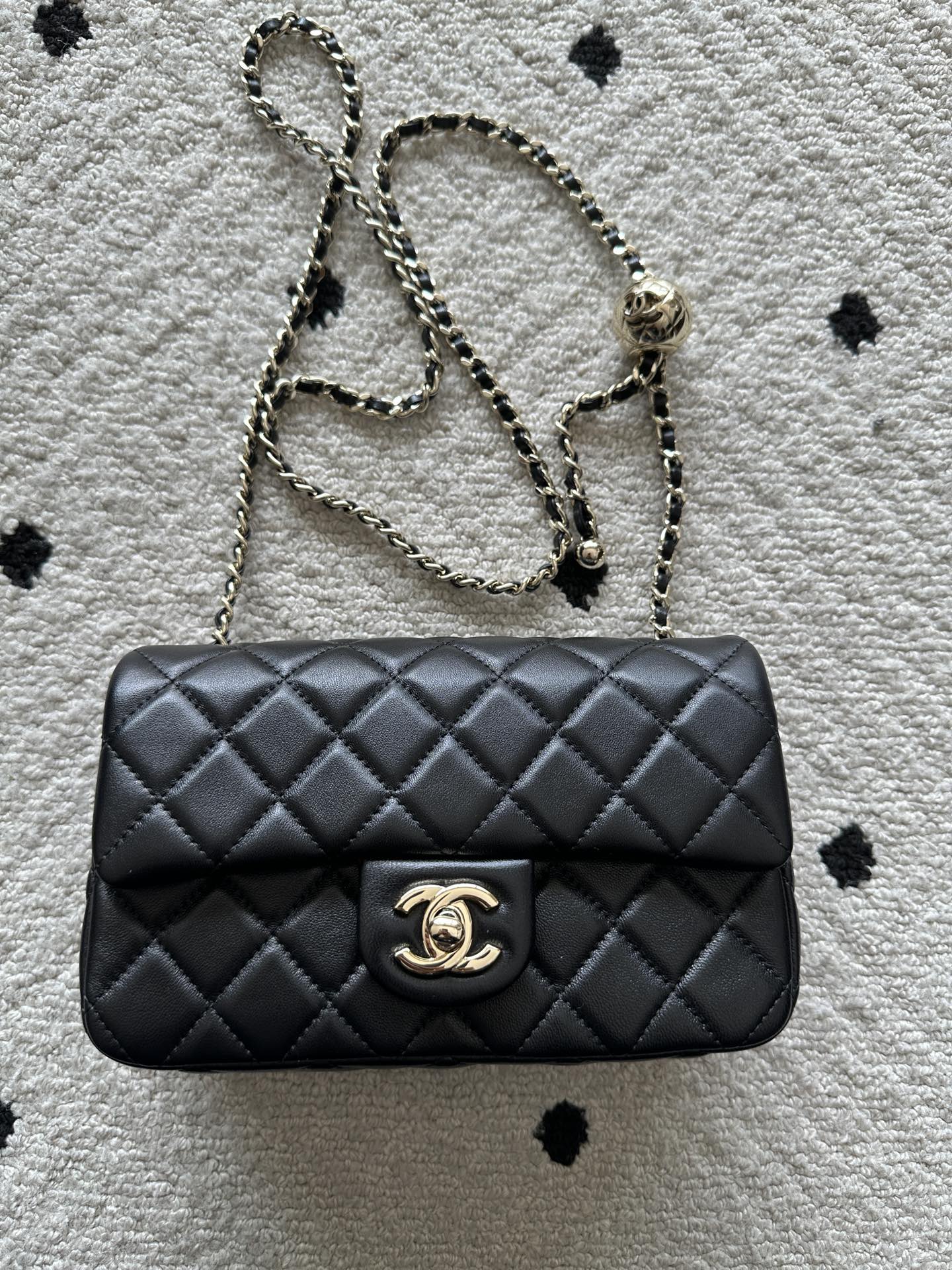 NO:583785,Authentic grade!  Brand: Chanel Model: AS1787 Black Introduction: Original quality, classic, the forefront of magnificence and temperament, nobility beyond your expectation. Leather type: Original imported lambskin, with original lambskin inside. Hardware: Original hardware. Size: 20cmX13cmX7cm, CHANEL, chanel, sheepskin19860909正品级 ！品牌:Chanel型号:AS1787黑色简介:原单质量,经典之作,华丽与气质的前沿,是你意想不到的尊贵.皮种:原单进口小羊皮皮,里配原版小羊皮.五金:原版五金配制尺寸:20cmX13cmX7cm,CHANEL,chanel,sheepskin,Bag