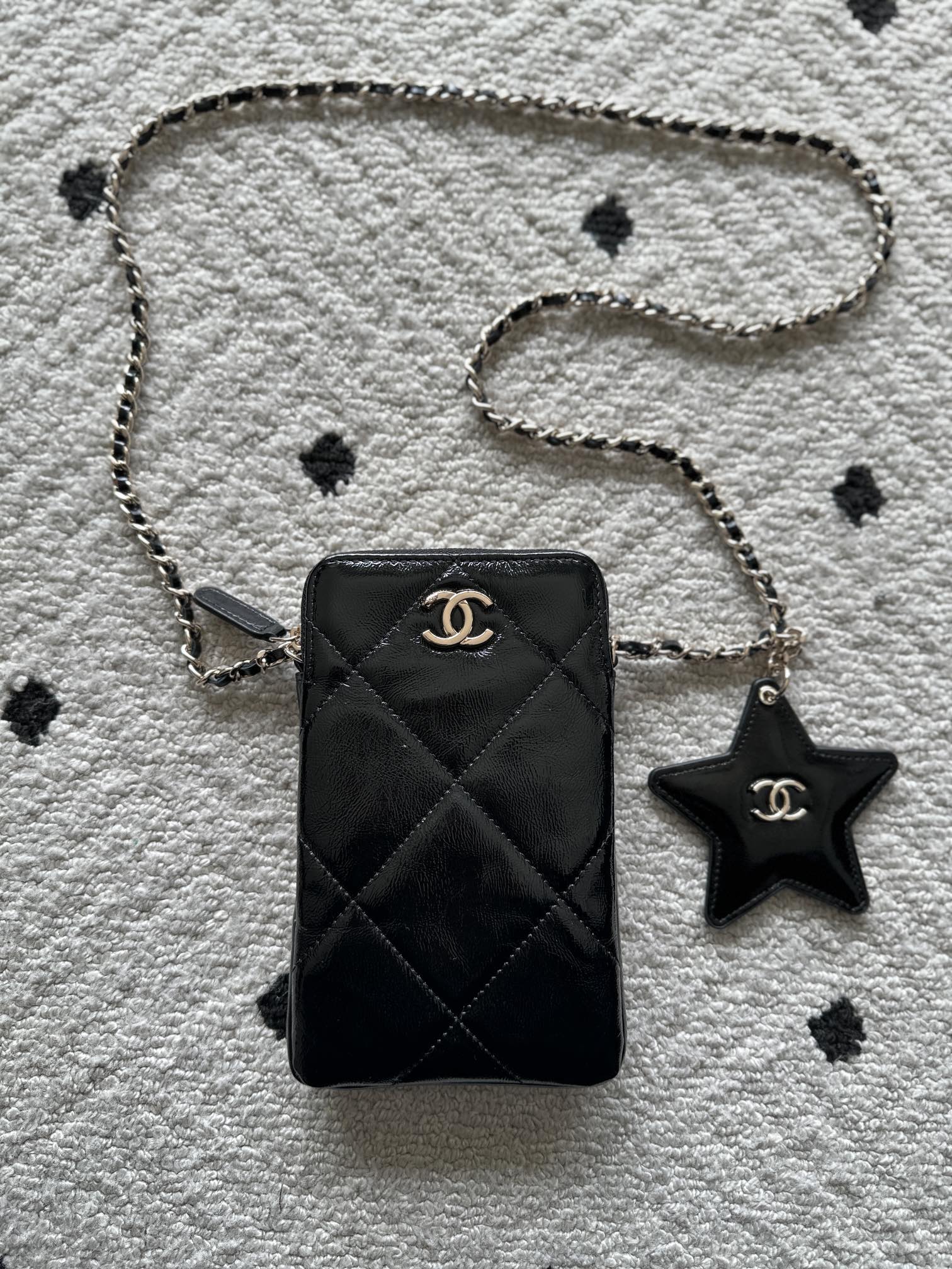 NO:583766,Authentic grade Brand: Chanel Model: A Black Introduction: Original quality, classic, the forefront of magnificence and temperament, nobility beyond your expectation. Leather type: Original imported oil wax leather, with original lambskin inside. Hardware: Original hardware size: 7.5cmX4.5cmX1.5cm, CHANEL, chanel, sheepskin19860909正品级 品牌:Chanel型号:A黑色简介:原单质量,经典之作,华丽与气质的前沿,是你意想不到的尊贵.皮种:原单进口油蜡皮,里配原版小羊皮.五金:原版五金配制尺寸:7.5cmX4.5cmX1.5cm,CHANEL,chanel,sheepskin,Bag