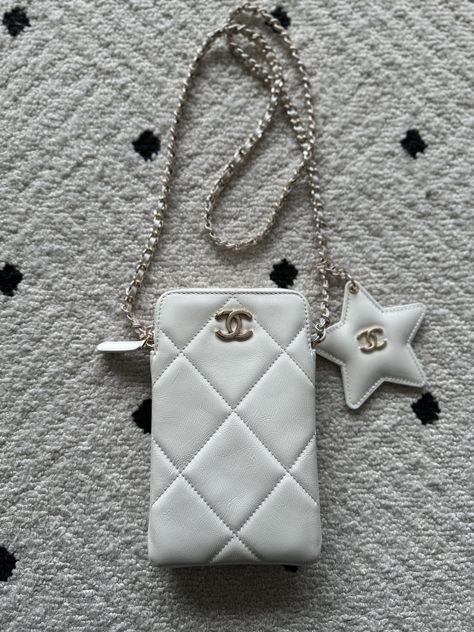 NO:583769,Authentic grade Brand: Chanel Model: A white Introduction: Original quality, classic, the forefront of magnificence and temperament, nobility beyond your expectation. Leather type: Original imported oil wax leather, with original lambskin inside. Hardware: Original hardware size: 7.5cmX4.5cmX1.5cm, CHANEL, chanel, sheepskin19860909正品级 品牌:Chanel型号:A白色 简介:原单质量,经典之作,华丽与气质的前沿,是你意想不到的尊贵.皮种:原单进口油蜡皮,里配原版小羊皮.五金:原版五金配制尺寸:7.5cmX4.5cmX1.5cm,CHANEL,chanel,sheepskin,Bag