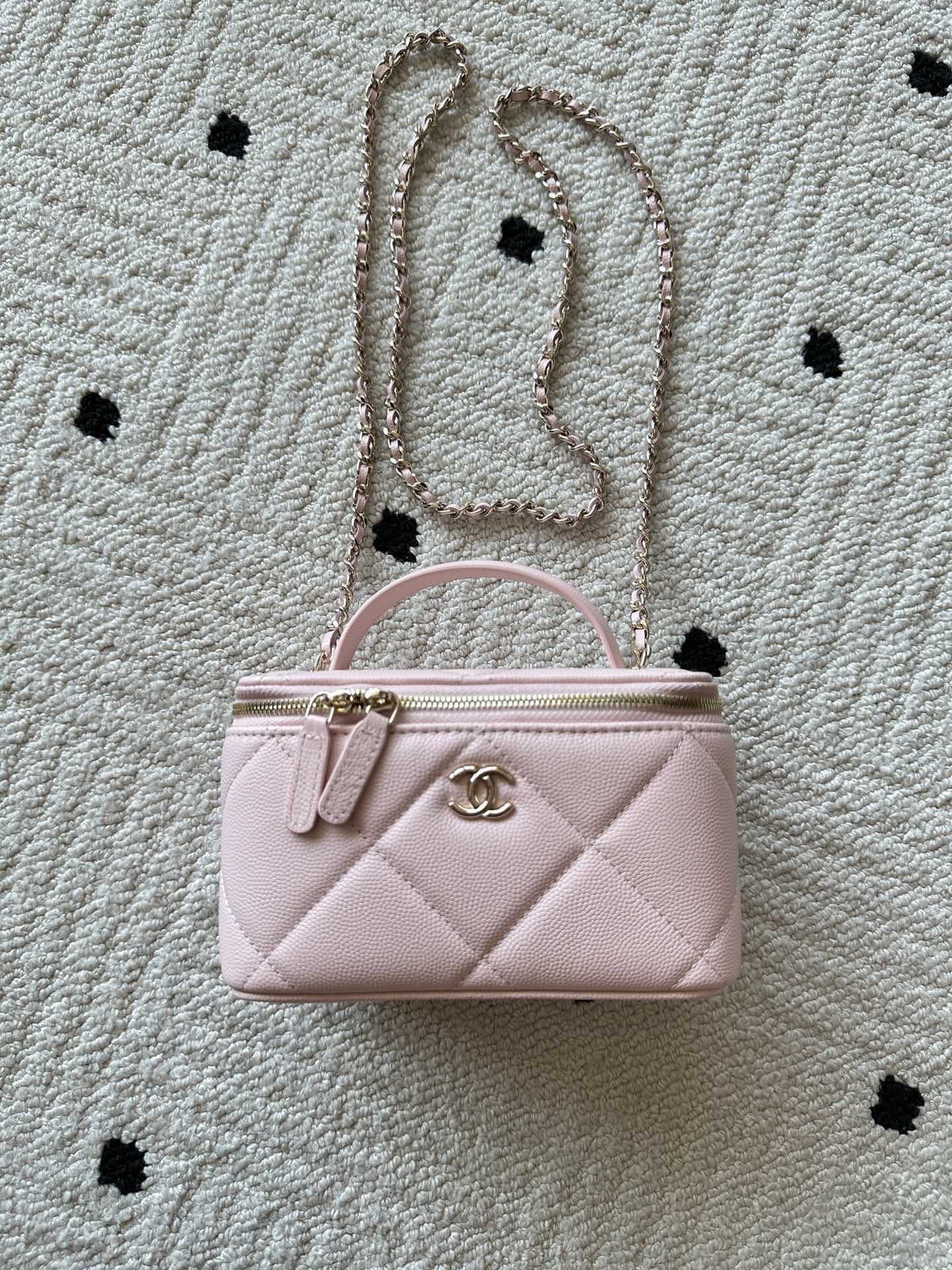 NO:687945,Authentic grade Brand: Chanel Model: A Introduction: Original quality, classic, the forefront of magnificence and temperament, nobility beyond your expectation. Leather type: Original imported ball-grain leather, with original fabric inside. Hardware: Original hardware. Size: 17cmX9.5cmX8cm, CHANEL, chanel19860909正品级 品牌:Chanel型号:A简介:原单质量,经典之作,华丽与气质的前沿,是你意想不到的尊贵.皮种:原单进口球纹皮,里配原版布.五金:原版五金配制尺寸:17cmX9.5cmX8cm,CHANEL,chanel,Bag