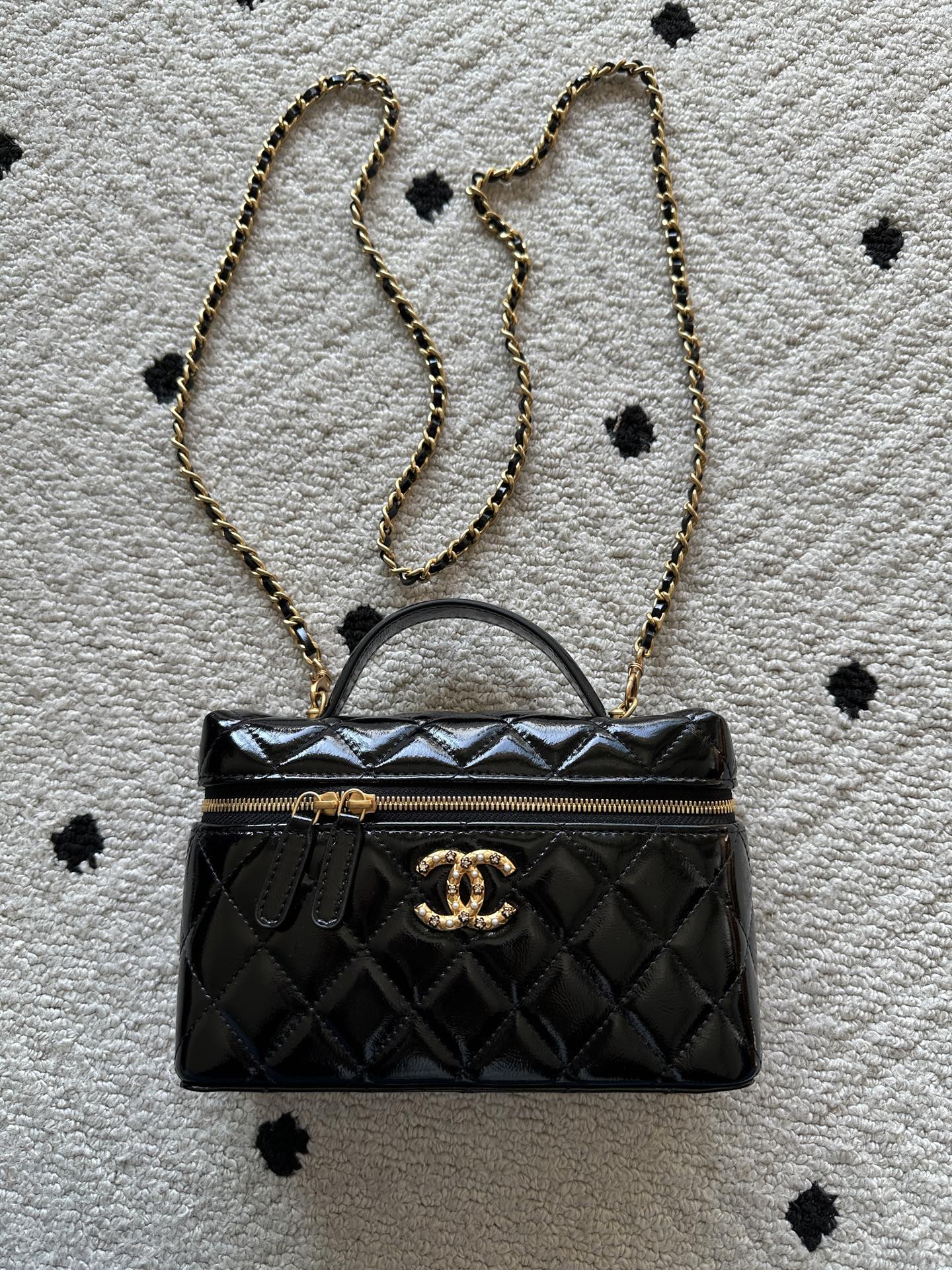NO:687949,Authentic grade Brand Chanel Model: 4974 Introduction: Original quality, classic, the forefront of magnificence and temperament, nobility beyond your expectation. Leather type: Original imported oil wax leather, with original cloth inside. Hardware: Original hardware. Size: 19cmX11.5cmX7cm, CHANEL, chanel19860909正品级 品牌Chanel型号:4974简介:原单质量,经典之作,华丽与气质的前沿,是你意想不到的尊贵.皮种:原单进口油蜡皮,里配原版布.五金:原版五金配制尺寸:19cmX11.5cmX7cm,CHANEL,chanel,Bag