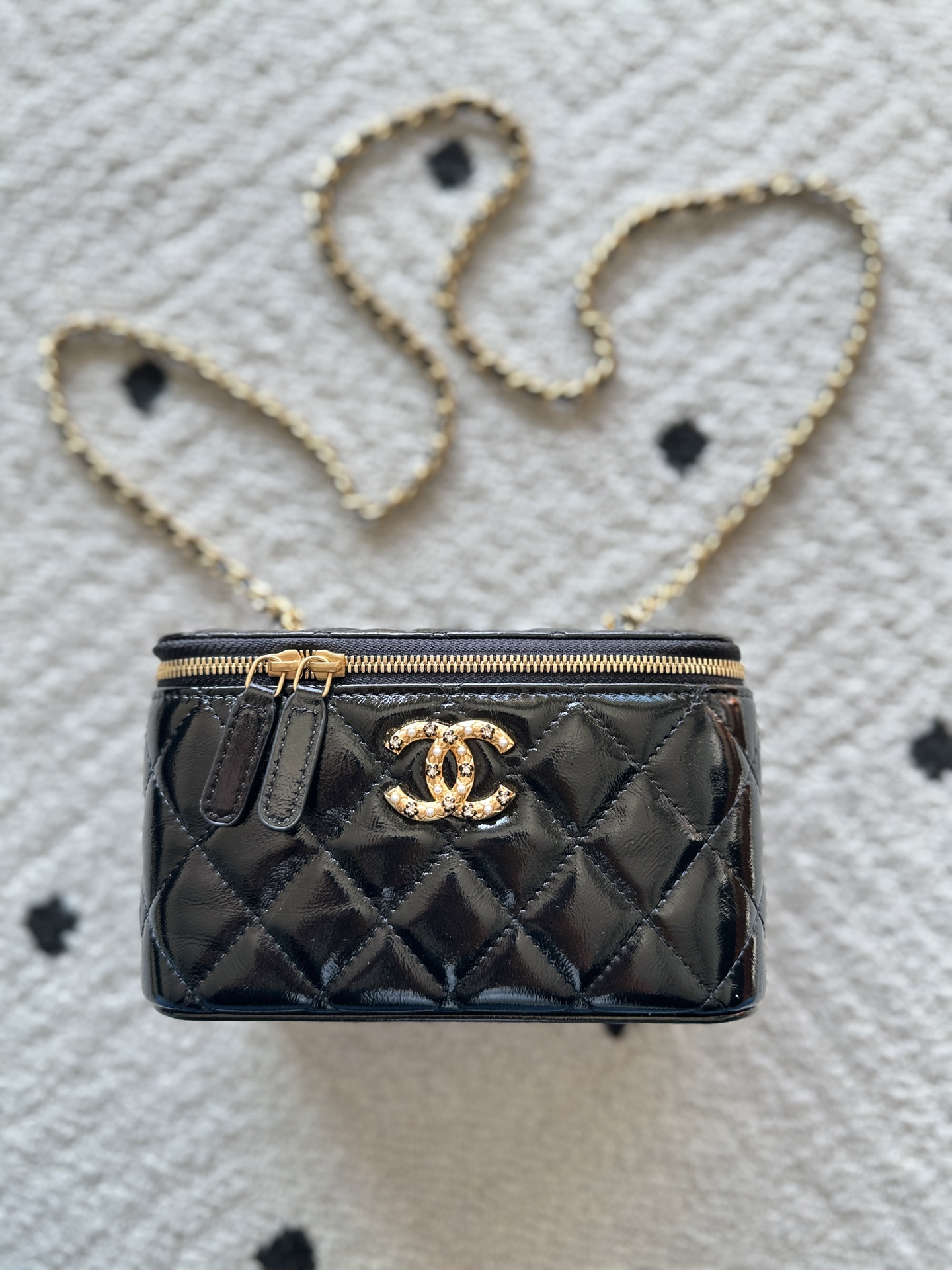 NO:687950,Genuine grade Brand: Chanel Model: A Introduction: Original quality, classic, the forefront of magnificence and temperament, nobility beyond your expectation. Leather type: Original imported sheepskin, with original cloth inside. Hardware: Original hardware. Size: 17cmX9.5cmX8cm, CHANEL, chanel, sheepskin19860909正品级 品牌:Chanel型号:A简介:原单质量,经典之作,华丽与气质的前沿,是你意想不到的尊贵.皮种:原单进口羊皮,里配原版布.五金:原版五金配制尺寸:17cmX9.5cmX8cm,CHANEL,chanel,sheepskin,Bag