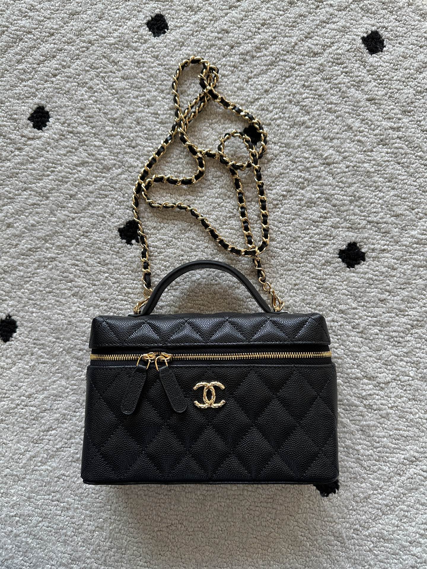 NO:687952,Authentic brand Chanel model: Introduction: Original quality, classic, the forefront of magnificence and temperament, nobility beyond your expectation. Leather type: Original imported ball-grain leather, with original fabric inside. Hardware: Original hardware. Size: 19cmX11.5cmX7cm, CHANEL, chanel19860909正品级 品牌Chanel型号:简介:原单质量,经典之作,华丽与气质的前沿,是你意想不到的尊贵.皮种:原单进口球纹皮,里配原版布.五金:原版五金配制尺寸:19cmX11.5cmX7cm,CHANEL,chanel,Bag