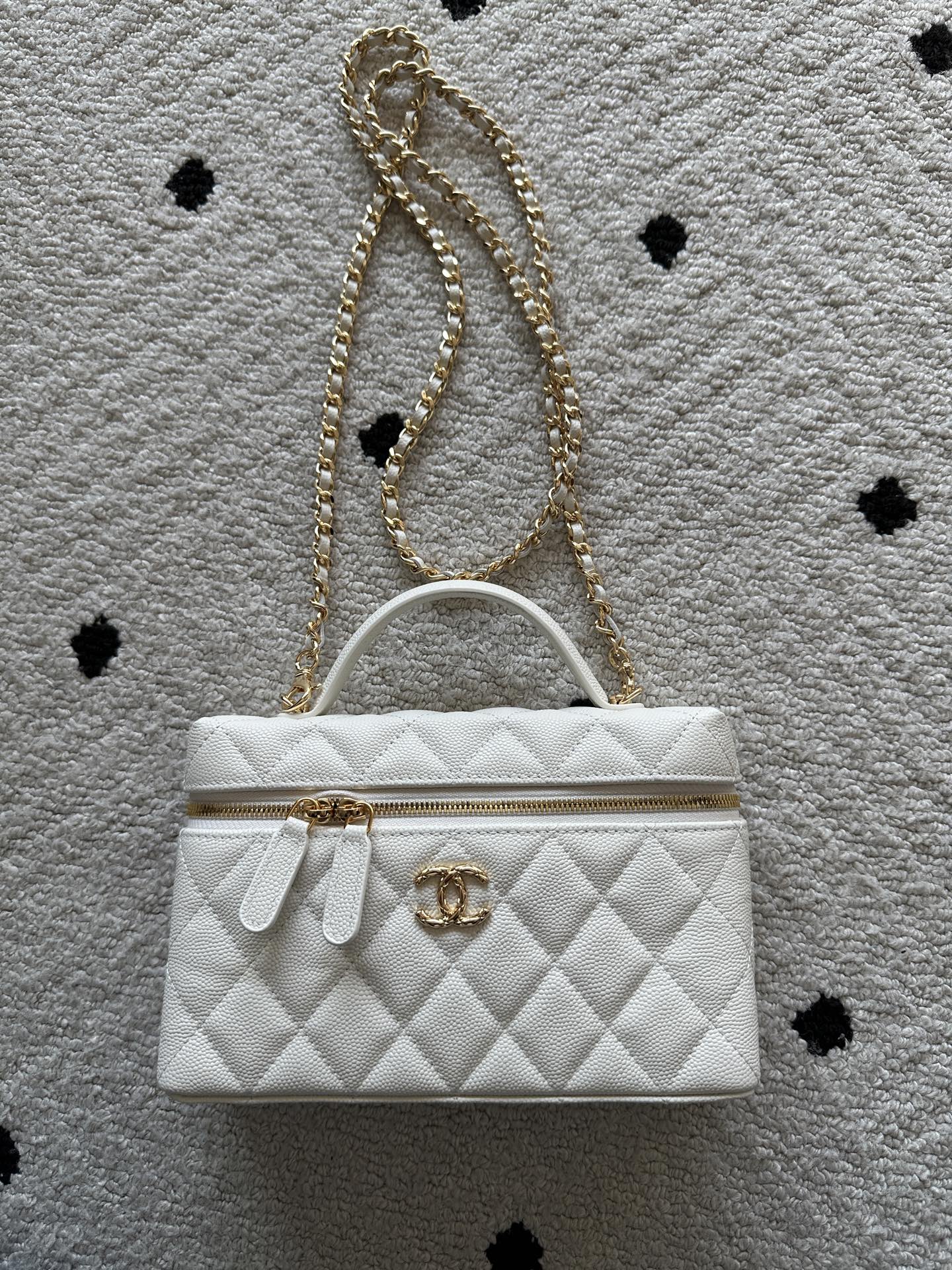 NO:687954,Authentic brand Chanel model: Introduction: Original quality, classic, the forefront of magnificence and temperament, nobility beyond your expectation. Leather type: Original imported ball-grain leather, with original fabric inside. Hardware: Original hardware. Size: 19cmX11.5cmX7cm, CHANEL, chanel19860909正品级 品牌Chanel型号:简介:原单质量,经典之作,华丽与气质的前沿,是你意想不到的尊贵.皮种:原单进口球纹皮,里配原版布.五金:原版五金配制尺寸:19cmX11.5cmX7cm,CHANEL,chanel,Bag