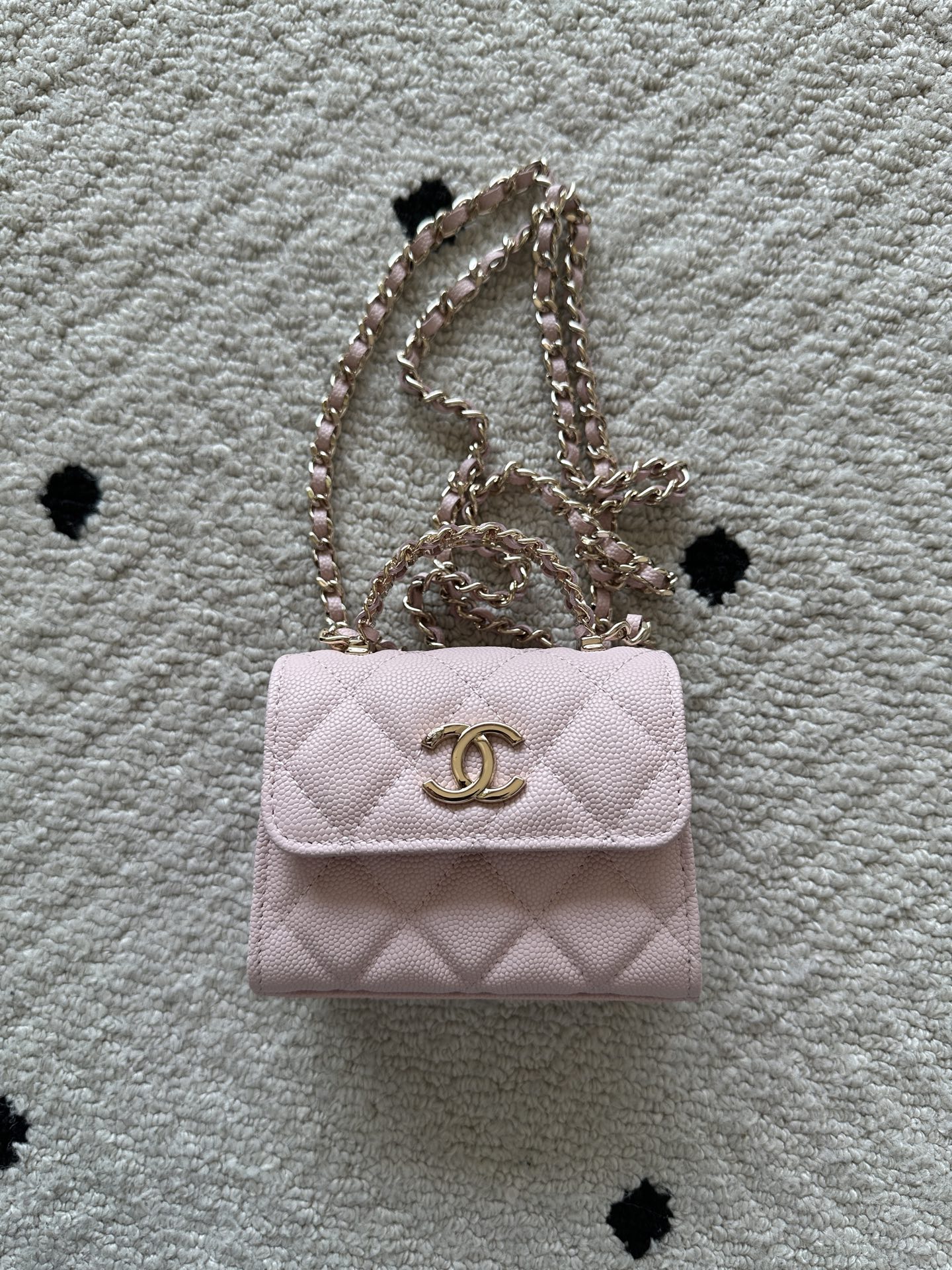 NO:687956,Authentic grade Brand Chanel Model: A Introduction: Original quality, classic, the forefront of magnificence and temperament, nobility beyond your expectation. Leather type: Original imported ball-grain leather, with original fabric inside. Hardware: Original hardware. Size: 11cmX5cmX9cm, CHANEL, chanel19860909正品级 品牌Chanel型号:A简介:原单质量,经典之作,华丽与气质的前沿,是你意想不到的尊贵.皮种:原单进口球纹皮,里配原版布.五金:原版五金配制尺寸:11cmX5cmX9cm,CHANEL,chanel,Bag