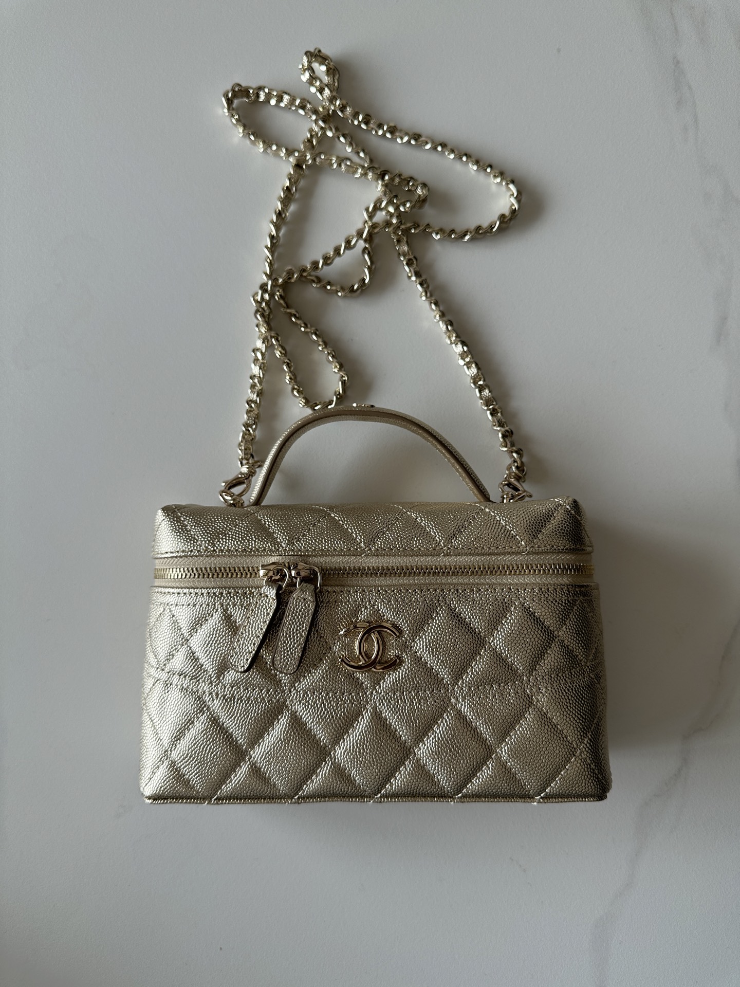 NO:768760,Authentic grade Brand: Chanel Model: A7 Introduction: Original quality, classic, the forefront of magnificence and temperament, nobility beyond your expectation. Leather type: Original imported ball-grain leather, with original cloth inside. Hardware: Original hardware. Size: 17cmX9.5cmX8cm, CHANEL, chanel19860909正品级 品牌:Chanel型号:A7简介:原单质量,经典之作,华丽与气质的前沿,是你意想不到的尊贵.皮种:原单进口球纹皮,里配原版布.五金:原版五金配制尺寸:17cmX9.5cmX8cm,CHANEL,chanel,Bag