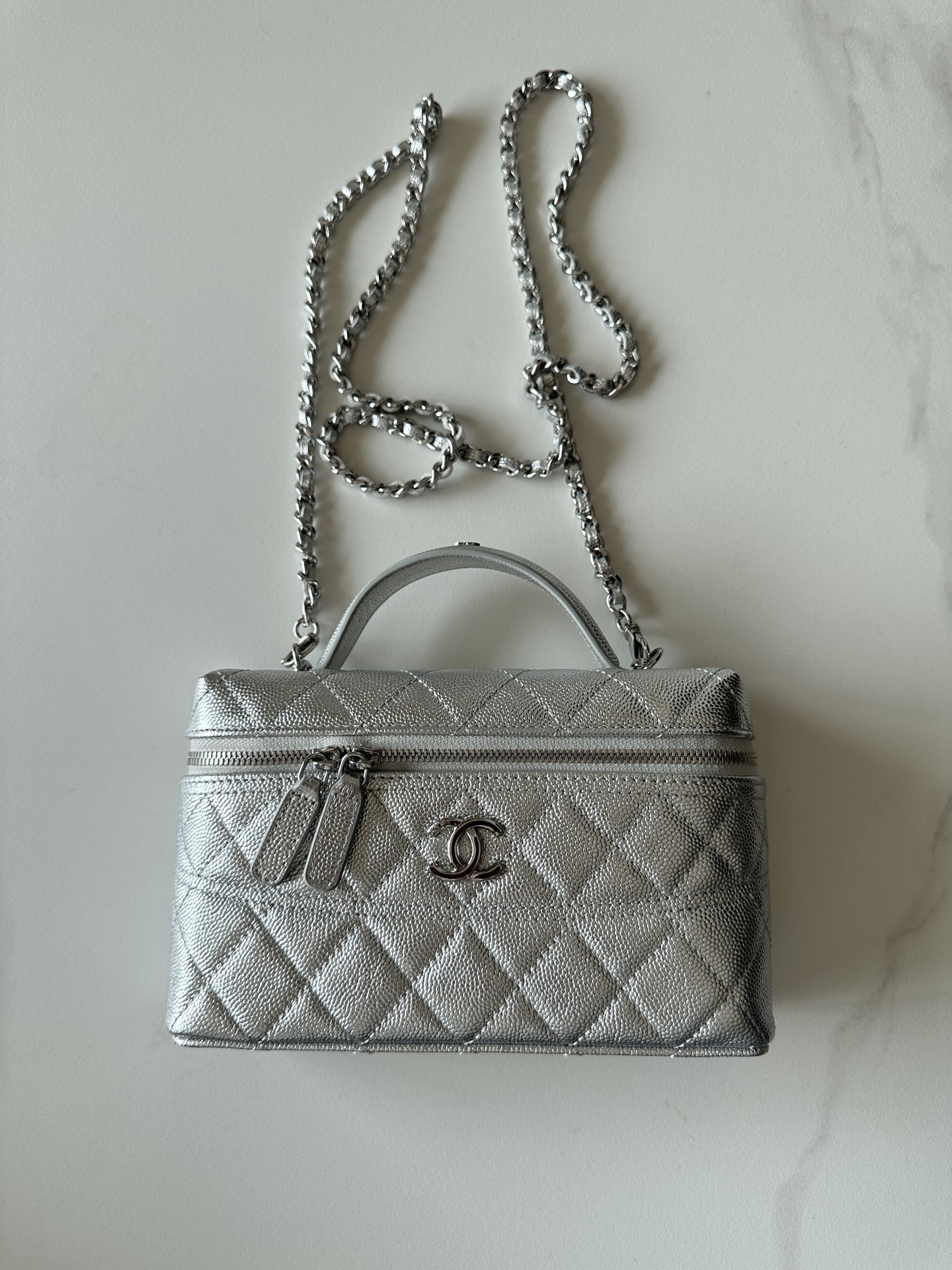 NO:719153,. Brand: Chanel Model: A7 Introduction: Original quality, classic, the forefront of magnificence and temperament, nobility beyond your expectation. Leather type: Original imported ball-grain leather, Hardware: Original hardware Size: 17cmX9.5cmX8cm, Chanel, chanel, chanel19860909.品牌:Chanel型号:A7简介:原单质量,经典之作,华丽与气质的前沿,是你意想不到的尊贵.皮种:原单进口球纹皮,五金:原版五金配制尺寸:17cmX9.5cmX8cm,香奈儿,chanel,chanel,Bag