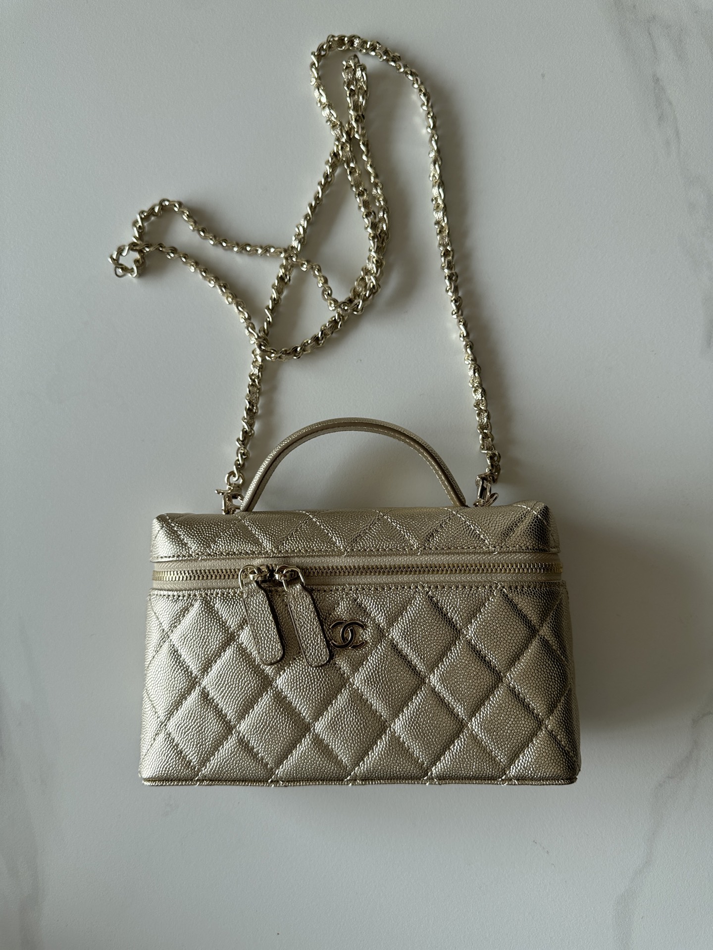 NO:768754,Genuine grade Brand: Chanel Model: AP Introduction: Original quality, classic, the forefront of magnificence and temperament, nobility beyond your expectation. Leather type: Original imported ball-grain leather, with original fabric inside. Hardware: Original hardware. Size: 17cmX9.5cmX8cm, CHANEL, chanel19860909正品级 品牌:Chanel型号:AP简介:原单质量,经典之作,华丽与气质的前沿,是你意想不到的尊贵.皮种:原单进口球纹皮,里配原版布.五金:原版五金配制尺寸:17cmX9.5cmX8cm,CHANEL,chanel,Bag