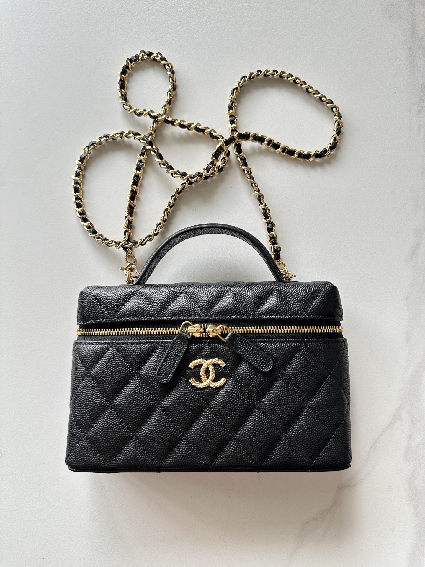 NO:852251,Genuine grade original leather Brand: Chanel Model: AP Introduction: Original quality, classic, the forefront of magnificence and temperament, nobility beyond your expectation. Leather type: Original imported ball-grain leather, with original fabric inside. Hardware: Original hardware. Size: 17cmX9.5cmX8cm, CHANEL, chanel19860909正品级 原厂皮 品牌:Chanel型号:AP简介:原单质量,经典之作,华丽与气质的前沿,是你意想不到的尊贵.皮种:原单进口球纹皮,里配原版布.五金:原版五金配制尺寸:17cmX9.5cmX8cm,CHANEL,chanel,Bag
