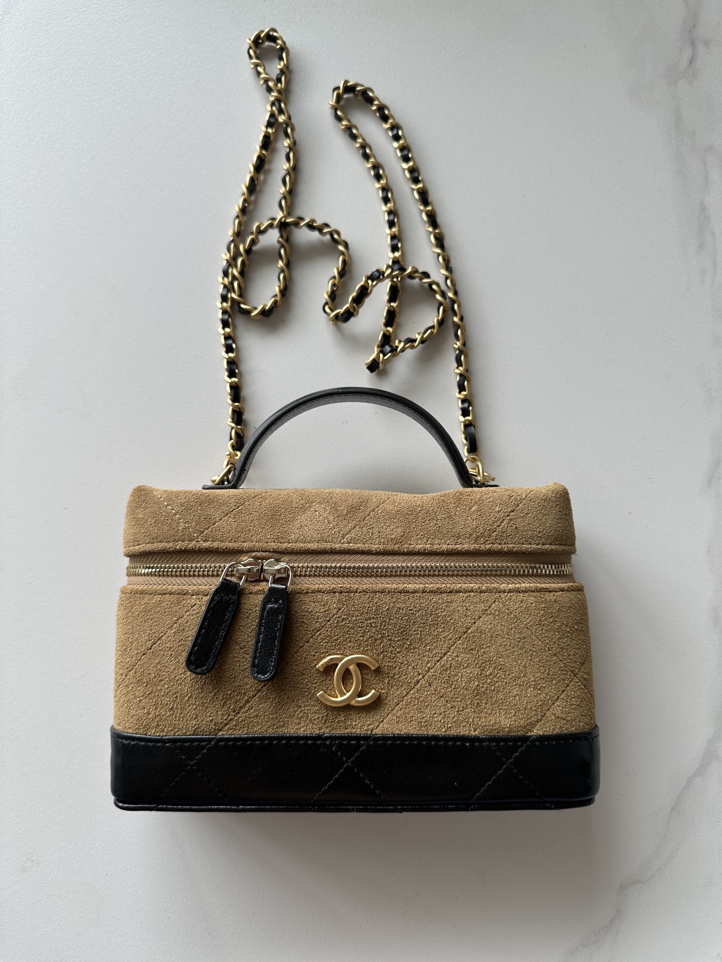 NO:768748,Authentic grade Brand: Chanel Model: A Introduction: Original quality, classic, the forefront of magnificence and temperament, nobility beyond your expectation. Leather type: Original imported suede, with original cloth inside. Hardware: Original hardware. Size: 17cmX19.5cmX5cm, CHANEL, chanel, chamois leather19860909正品级 品牌:Chanel型号:A简介:原单质量,经典之作,华丽与气质的前沿,是你意想不到的尊贵.皮种:原单进口麂皮,里配原版布.五金:原版五金配制尺寸:17cmX19.5cmX5cm,CHANEL,chanel,chamois leather,Bag