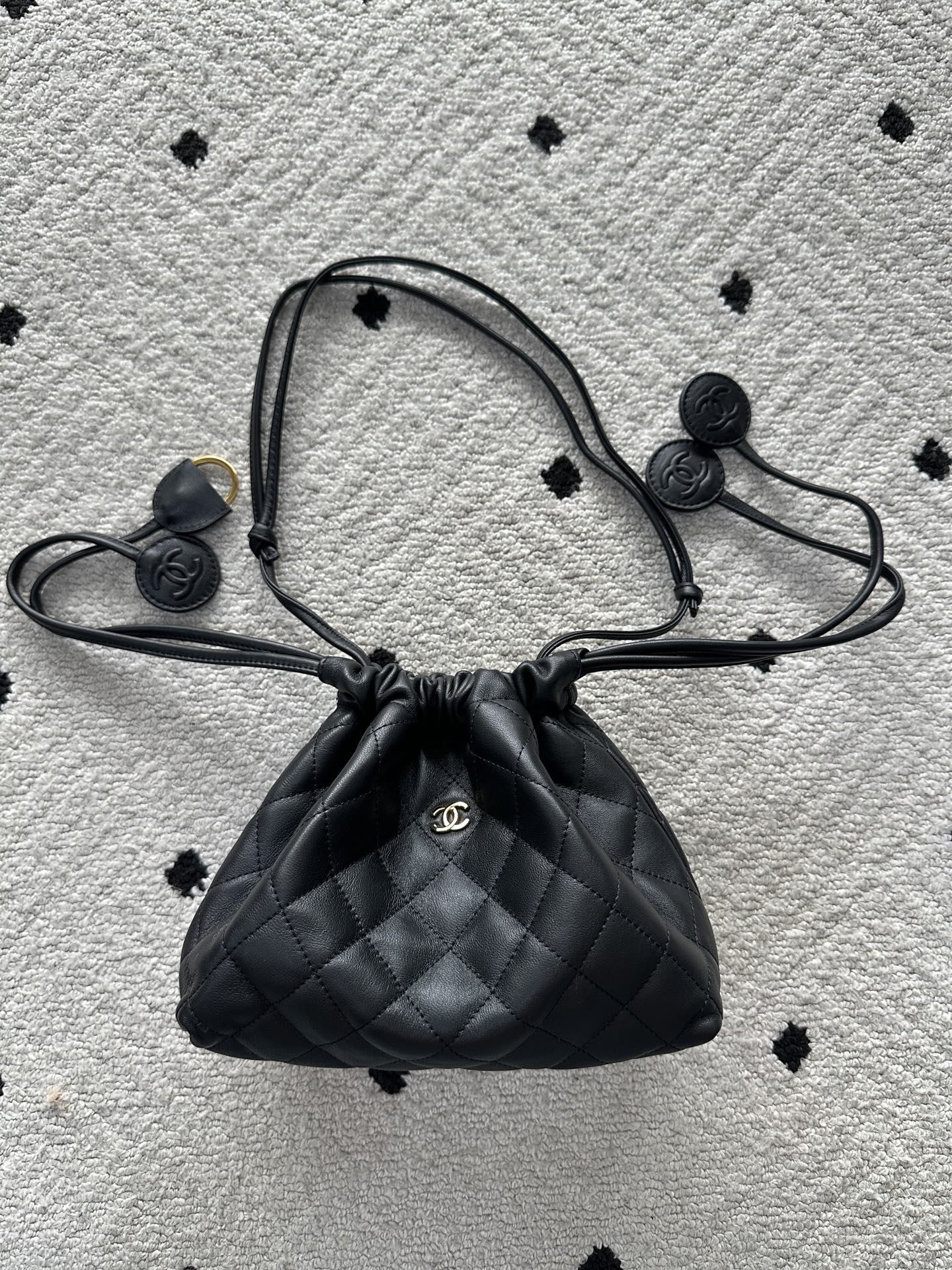 NO:768734,Authentic grade Brand: Chanel Model: AS5227 Introduction: Original quality, classic, the forefront of magnificence and temperament, nobility beyond your expectation. Leather type: Original imported sheepskin, with original cloth inside. Hardware: Original hardware size: 17cmX22cmX8cm, CHANEL, chanel, sheepskin19860909正品级 品牌:Chanel型号:AS5227简介:原单质量,经典之作,华丽与气质的前沿,是你意想不到的尊贵.皮种:原单进口羊皮,里配原版布.五金:原版五金配制尺寸:17cmX22cmX8cm,CHANEL,chanel,sheepskin,Bag