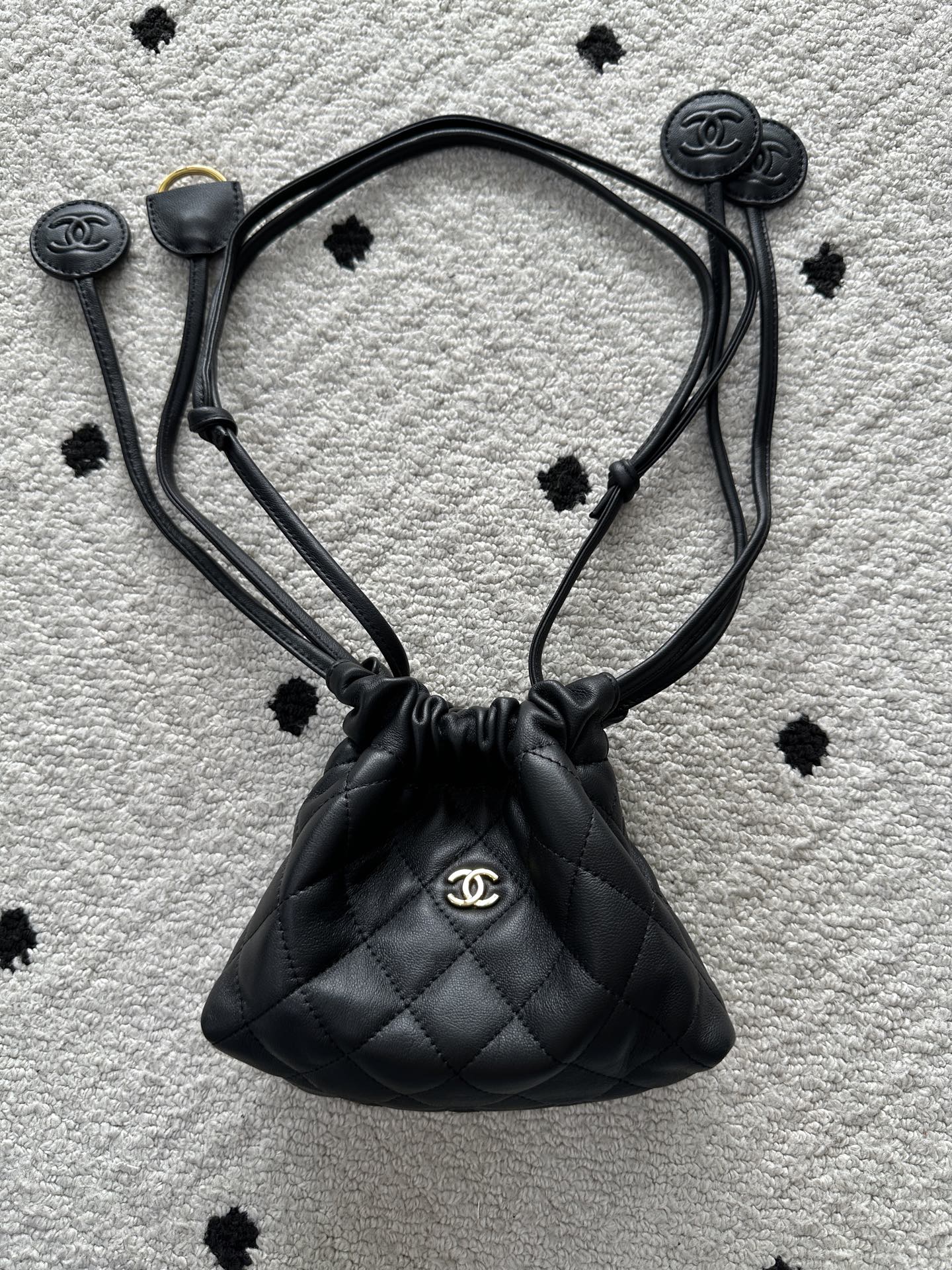 NO:768728,Authentic grade Brand: Chanel Model: AS Introduction: Original quality, classic, the forefront of magnificence and temperament, nobility beyond your expectation. Leather type: Original imported sheepskin, with original cloth inside. Hardware: Original hardware. Size: 15cmX20cmX6cm, CHANEL, chanel, sheepskin19860909正品级 品牌:Chanel型号:AS简介:原单质量,经典之作,华丽与气质的前沿,是你意想不到的尊贵.皮种:原单进口羊皮,里配原版布.五金:原版五金配制尺寸:15cmX20cmX6cm,CHANEL,chanel,sheepskin,Bag
