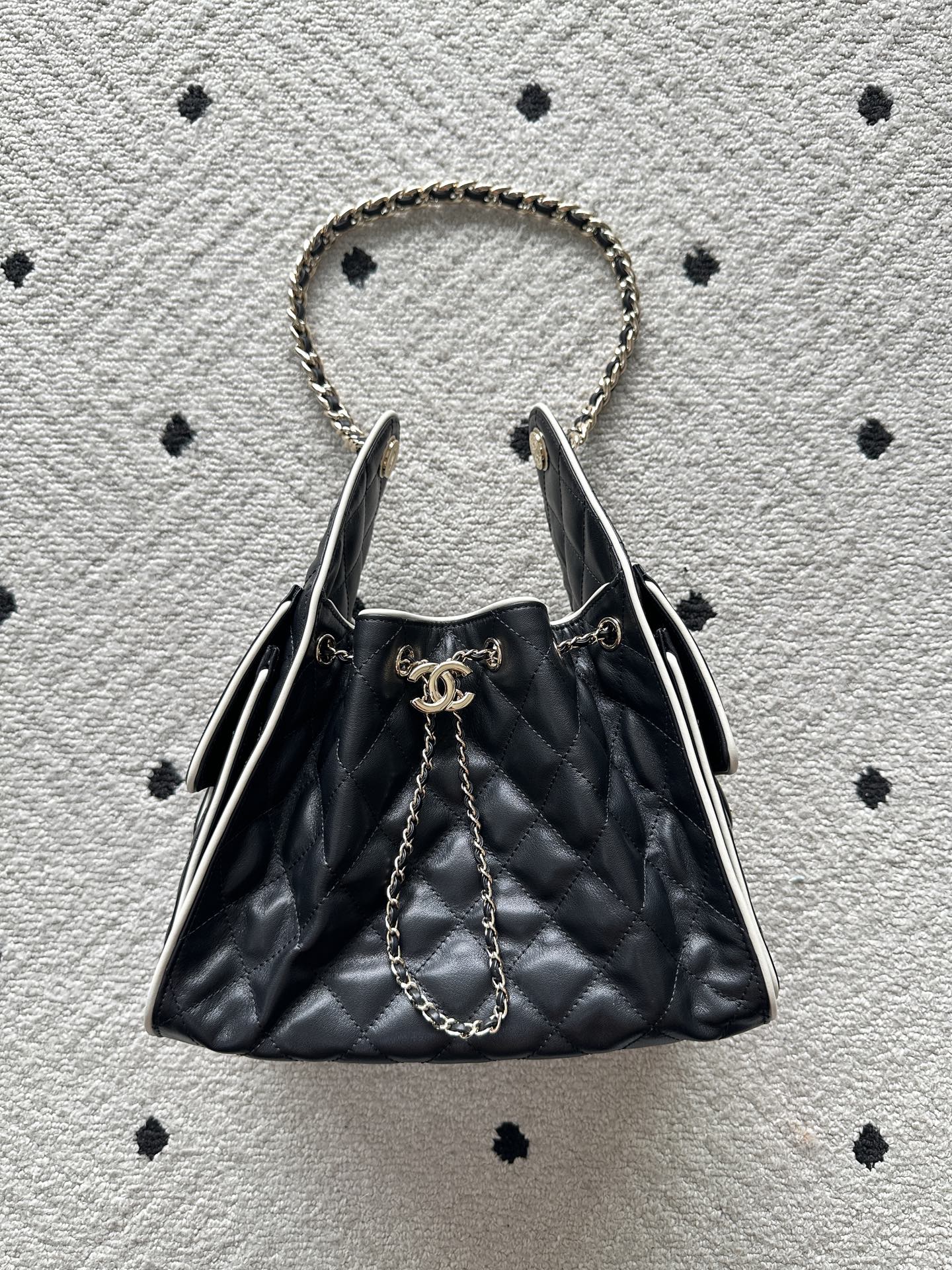 NO:768722,Authentic grade Brand: Chanel Model: AS5293 Introduction: Original quality, classic, the forefront of magnificence and temperament, nobility beyond your expectation. Leather type: Original imported cowhide, with original lambskin inside. Hardware: Original hardware size: 26cmX13.5cmX30cm, CHANEL, chanel, cowhide, sheepskin19860909正品级 品牌:Chanel型号:AS5293 简介:原单质量,经典之作,华丽与气质的前沿,是你意想不到的尊贵.皮种:原单进口牛皮,里配原版小羊皮.五金:原版五金配制尺寸:26cmX13.5cmX30cm,CHANEL,chanel,cowhide,sheepskin,Bag