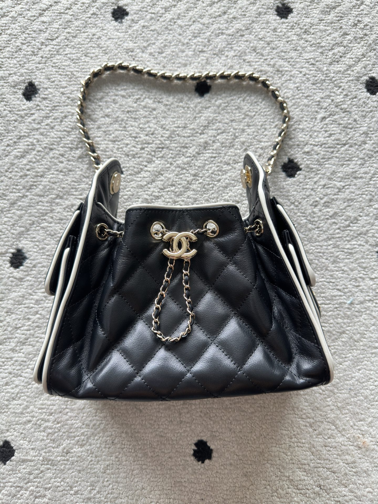 NO:768717,Authentic grade Brand: Chanel Model: AS5631 Introduction: Original quality, classic, the forefront of magnificence and temperament, nobility beyond your expectation. Leather type: Original imported calfskin, with original lambskin inside. Hardware: Original hardware size: 22X21X11CM, CHANEL, chanel, cowhide, sheepskin19860909正品级 品牌:Chanel型号:AS5631 简介:原单质量,经典之作,华丽与气质的前沿,是你意想不到的尊贵.皮种:原单进口小牛皮,里配原版小羊皮.五金:原版五金配制尺寸:22X21X11CM,CHANEL,chanel,cowhide,sheepskin,Bag