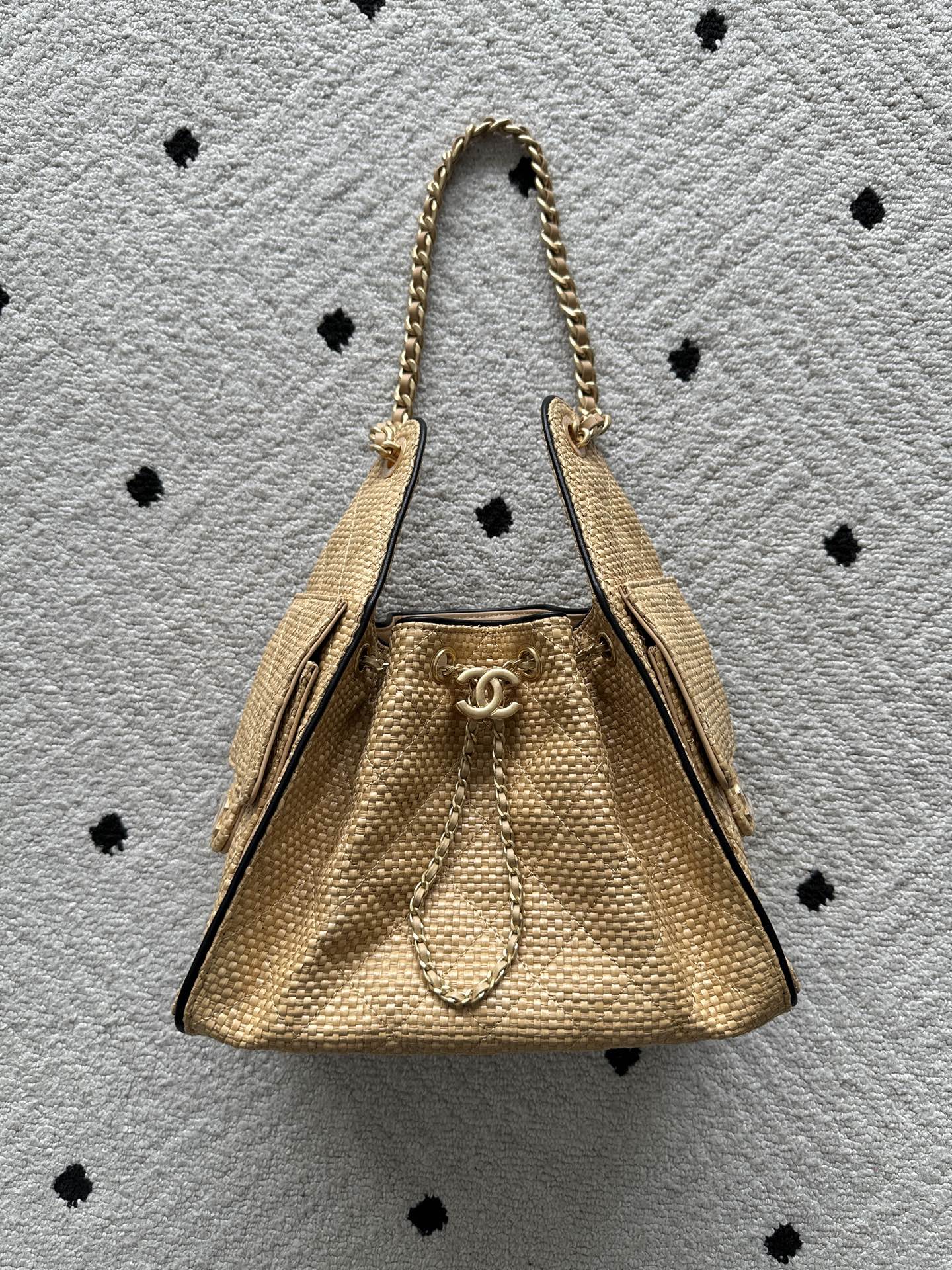 NO:852296,Genuine grade original leather Brand: Chanel Model: AS5293 Introduction: Original quality, classic, the forefront of magnificence and temperament, nobility beyond your expectation. Leather type: Original imported cowhide, with original lambskin inside. Hardware: Original hardware size: 26cmX13.5cmX30cm, CHANEL, chanel, cowhide, sheepskin19860909正品级 原厂皮 品牌:Chanel型号:AS5293 简介:原单质量,经典之作,华丽与气质的前沿,是你意想不到的尊贵.皮种:原单进口牛皮,里配原版小羊皮.五金:原版五金配制尺寸:26cmX13.5cmX30cm,CHANEL,chanel,cowhide,sheepskin,Bag