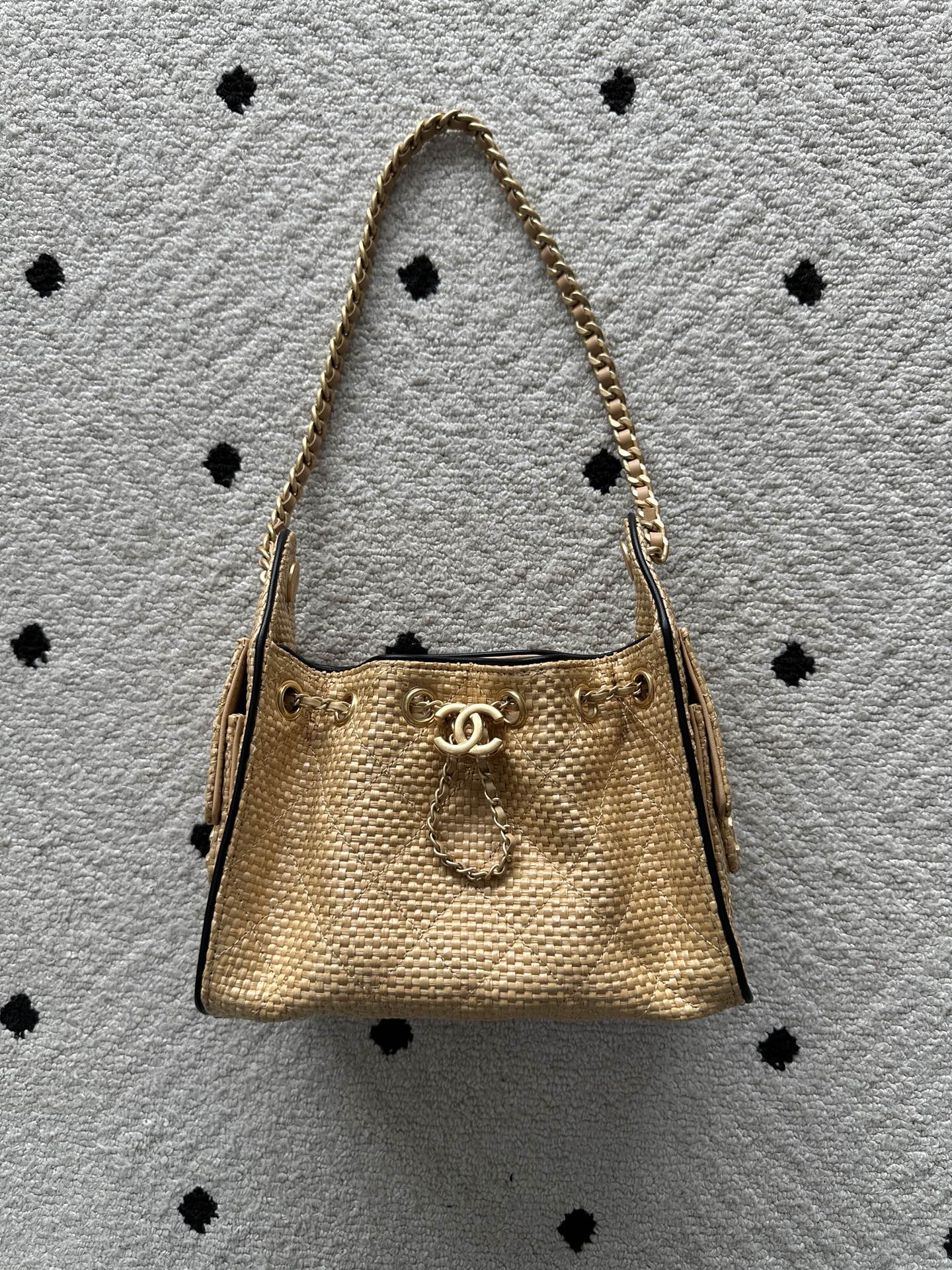 NO:852190,Genuine grade original leather Brand: Chanel Model: AS5631 Introduction: Original quality, classic, the forefront of magnificence and temperament, nobility beyond your expectation. Leather type: Original imported calfskin, with original lambskin inside. Hardware: Original hardware size: 22X21X11CM, CHANEL, chanel, cowhide, sheepskin19860909正品级 原厂皮 品牌:Chanel型号:AS5631 简介:原单质量,经典之作,华丽与气质的前沿,是你意想不到的尊贵.皮种:原单进口小牛皮,里配原版小羊皮.五金:原版五金配制尺寸:22X21X11CM,CHANEL,chanel,cowhide,sheepskin,Bag