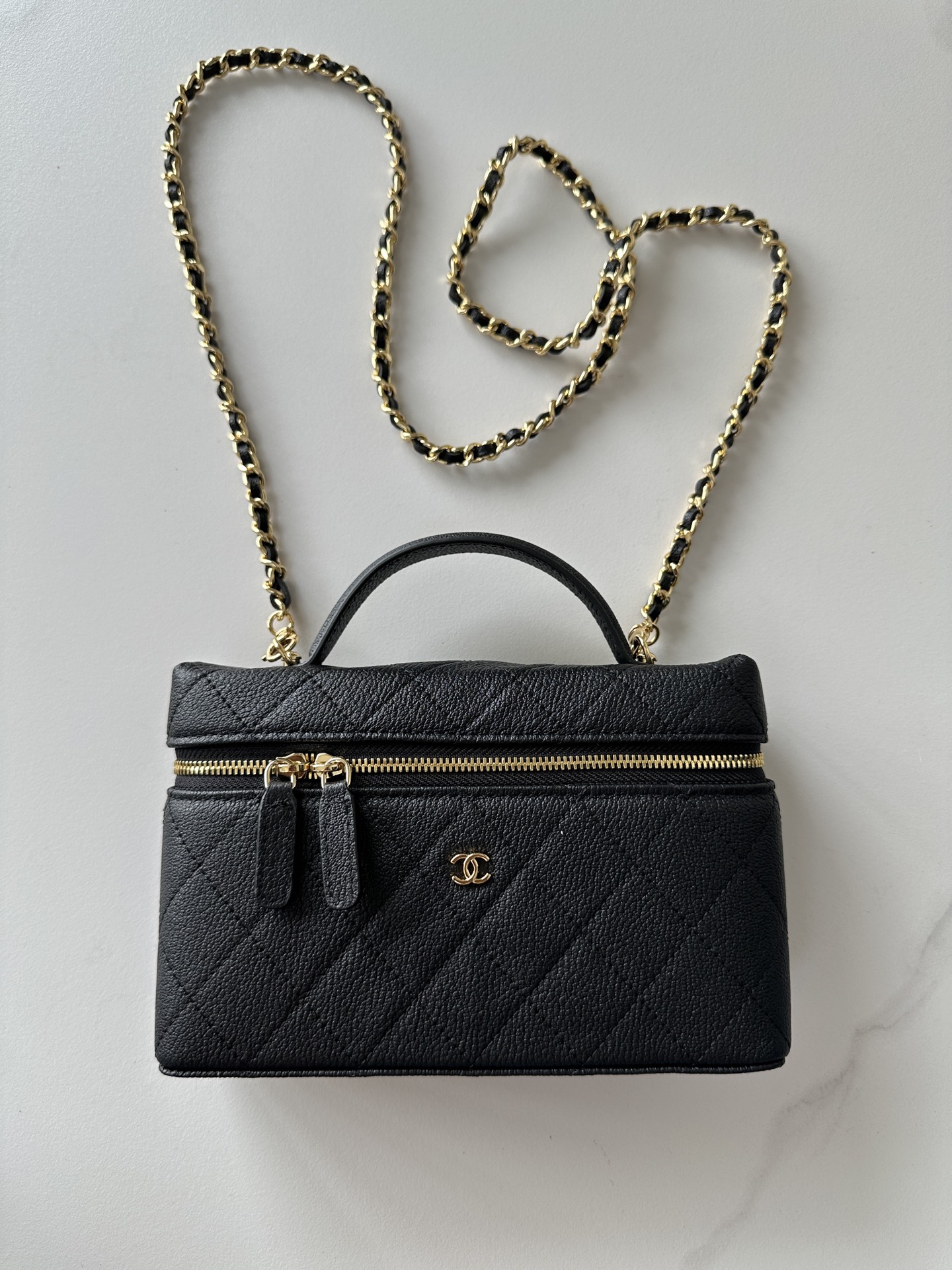 NO:852203,Genuine grade original leather Brand: Chanel Model: A0 Introduction: Original quality, classic, the forefront of magnificence and temperament, nobility beyond your expectation. Leather type: Original imported deerskin, lining with original cloth. Hardware: Original hardware. Size: 17cmX19cmX5cm, CHANEL, chanel19860909正品级 原厂皮 品牌:Chanel型号:A0简介:原单质量,经典之作,华丽与气质的前沿,是你意想不到的尊贵.皮种:原单进口鹿皮,里配原布.五金:原版五金配制尺寸:17cmX19cmX5cm,CHANEL,chanel,Bag