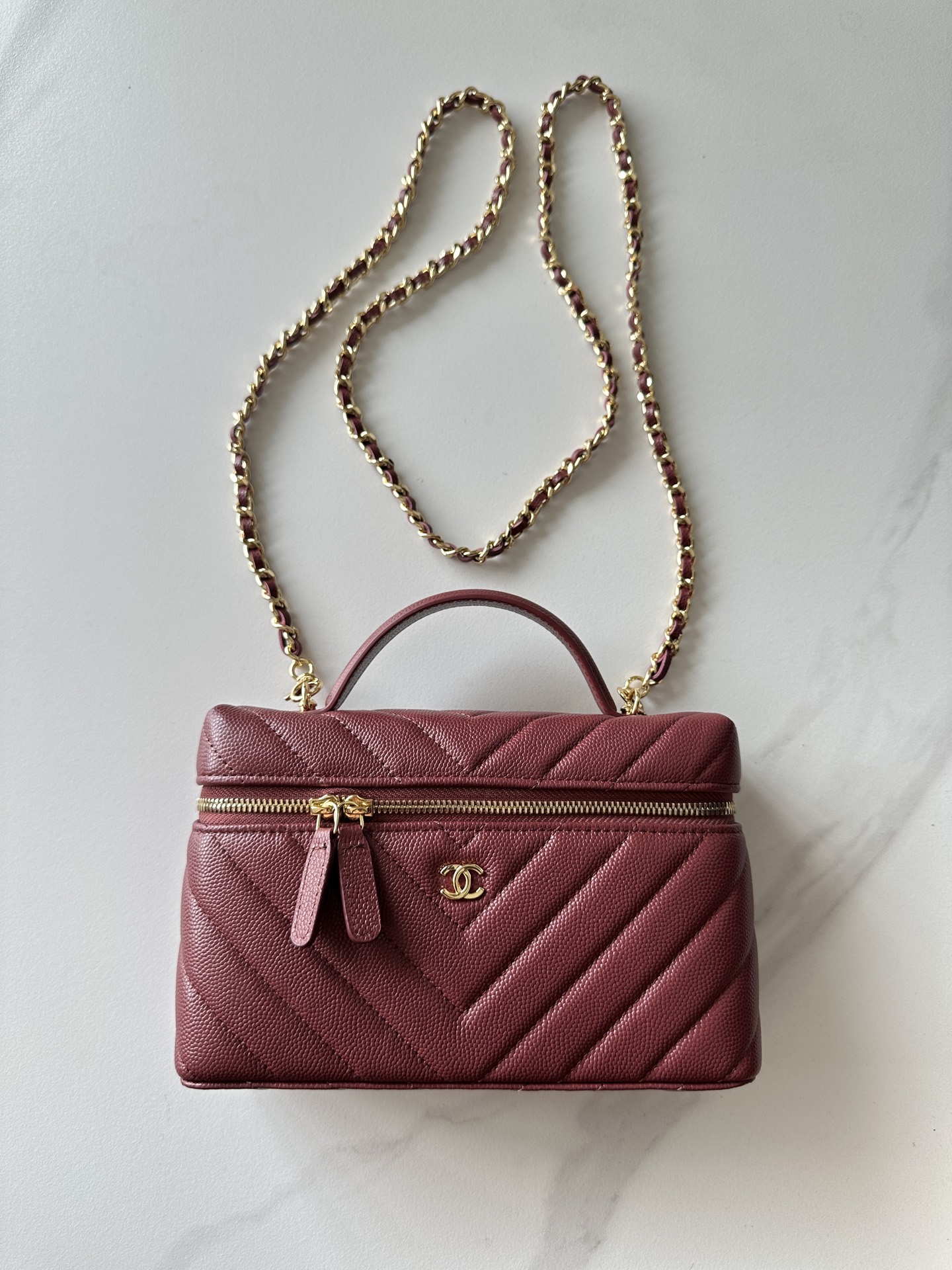NO:852239,Genuine grade original leather Brand: Chanel Model: A Introduction: Original quality, classic, the forefront of magnificence and temperament, nobility beyond your expectation. Leather type: Original imported ball-grain leather, with original fabric inside. Hardware: Original hardware. Size: 17cmX9.5cmX8cm, CHANEL, chanel19860909正品级 原厂皮 品牌:Chanel型号:A简介:原单质量,经典之作,华丽与气质的前沿,是你意想不到的尊贵.皮种:原单进口球纹皮,里配原版布.五金:原版五金配制尺寸:17cmX9.5cmX8cm,CHANEL,chanel,Bag
