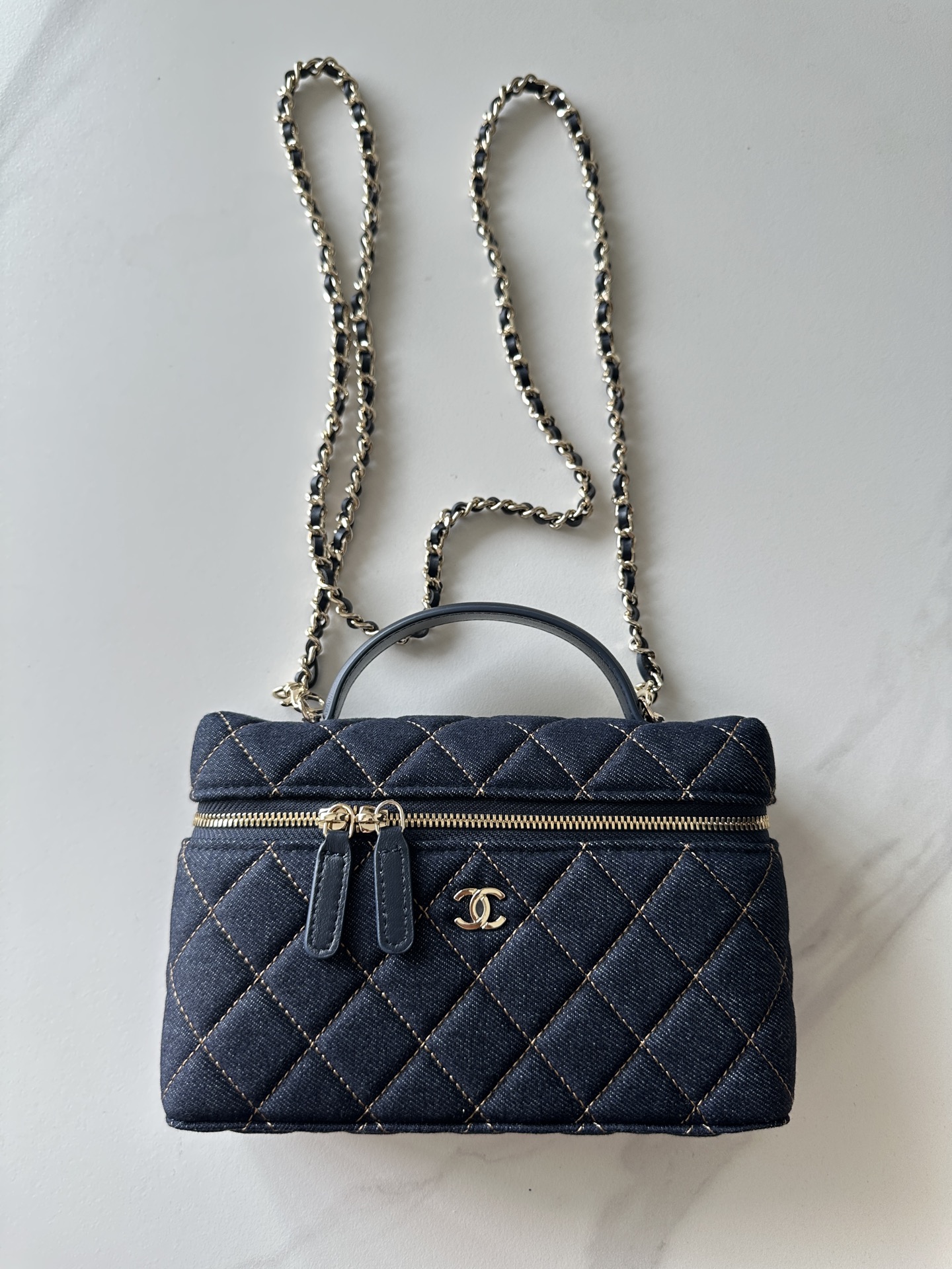NO:852272,Genuine grade original leather Brand: Chanel Model: AP Introduction: Original quality, classic, the forefront of magnificence and temperament, nobility beyond your expectation. Leather type: Original denim blue, with original fabric inside. Hardware: Original hardware. Size: 17cmX9.5cmX8cm, CHANEL, chanel19860909正品级 原厂皮 品牌:Chanel型号:AP简介:原单质量,经典之作,华丽与气质的前沿,是你意想不到的尊贵.皮种:原单牛仔蓝,里配原版布.五金:原版五金配制尺寸:17cmX9.5cmX8cm,CHANEL,chanel,Bag