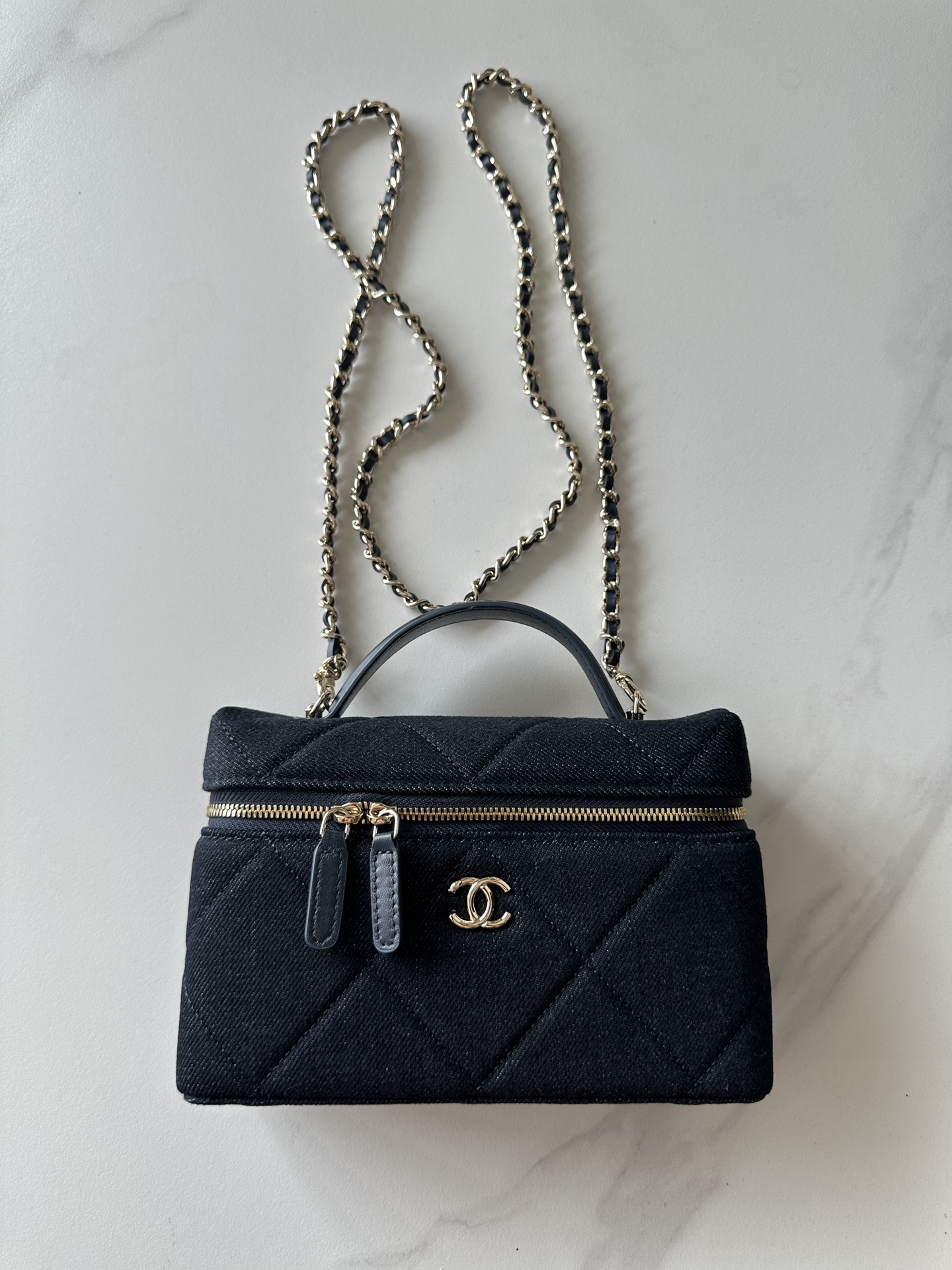 NO:852284,Authentic grade original leather Brand: Chanel Model: A Introduction: Original quality, classic, the forefront of magnificence and temperament, nobility beyond your expectation. Leather type: Original denim blue, with original fabric inside. Hardware: Original hardware size: 17cmX9.5cmX8cm, CHANEL, chanel19860909正品级 原厂皮 品牌:Chanel型号:A简介:原单质量,经典之作,华丽与气质的前沿,是你意想不到的尊贵.皮种:原单牛仔蓝,里配原版布.五金:原版五金配制尺寸:17cmX9.5cmX8cm,CHANEL,chanel,Bag