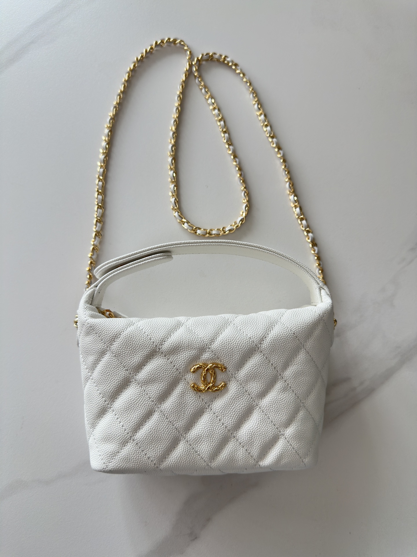 NO:852260,Genuine grade original leather Brand: Chanel Model: AS5022 Introduction: Original quality, classic, the forefront of magnificence and temperament, nobility beyond your expectation. Leather ball grain cowhide, original imported ball grain leather, with original cloth inside. Hardware: Original hardware size: 21cmX19cmX6cm, CHANEL, chanel, cowhide19860909正品级 原厂皮 品牌:Chanel型号:AS5022简介:原单质量,经典之作,华丽与气质的前沿,是你意想不到的尊贵.皮种球纹牛皮,原单进口球纹皮,里配原版布.五金:原版五金配制尺寸:21cmX19cmX6cm,CHANEL,chanel,cowhide,Bag