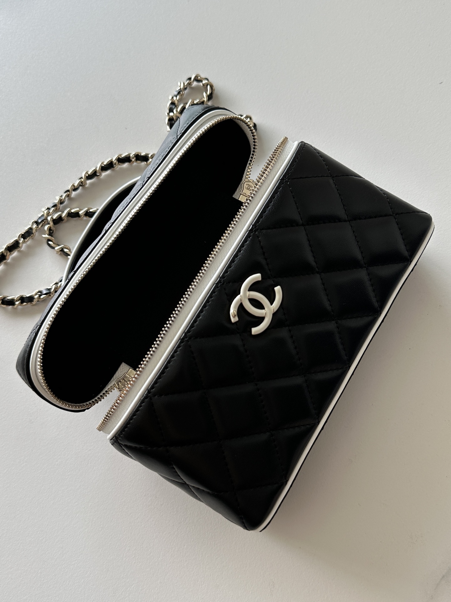 Chanel Leather Bag Lookbook style reference detail image 6 from source 786004