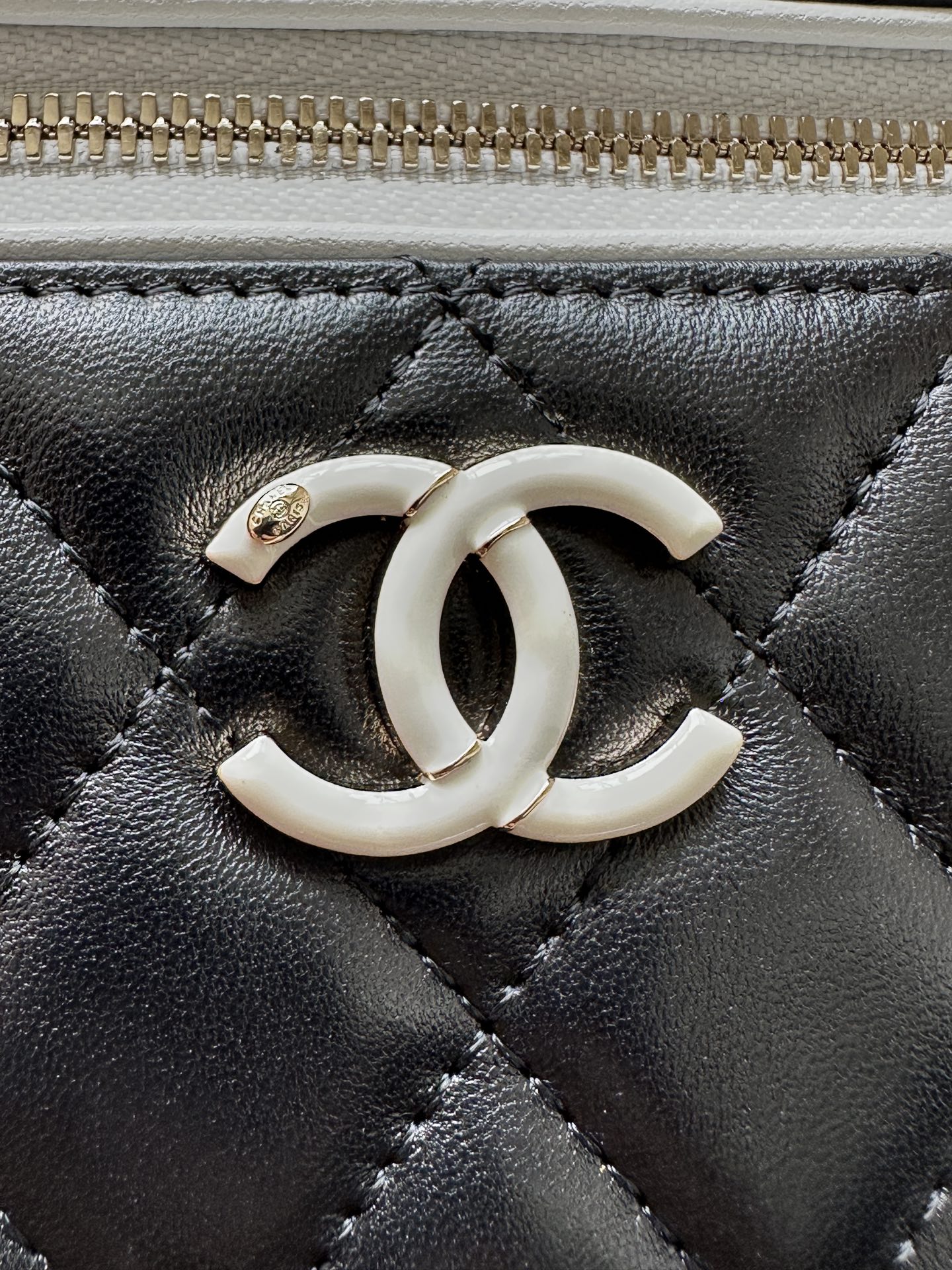 Chanel Leather Bag Lookbook style reference detail image 5 from source 786004
