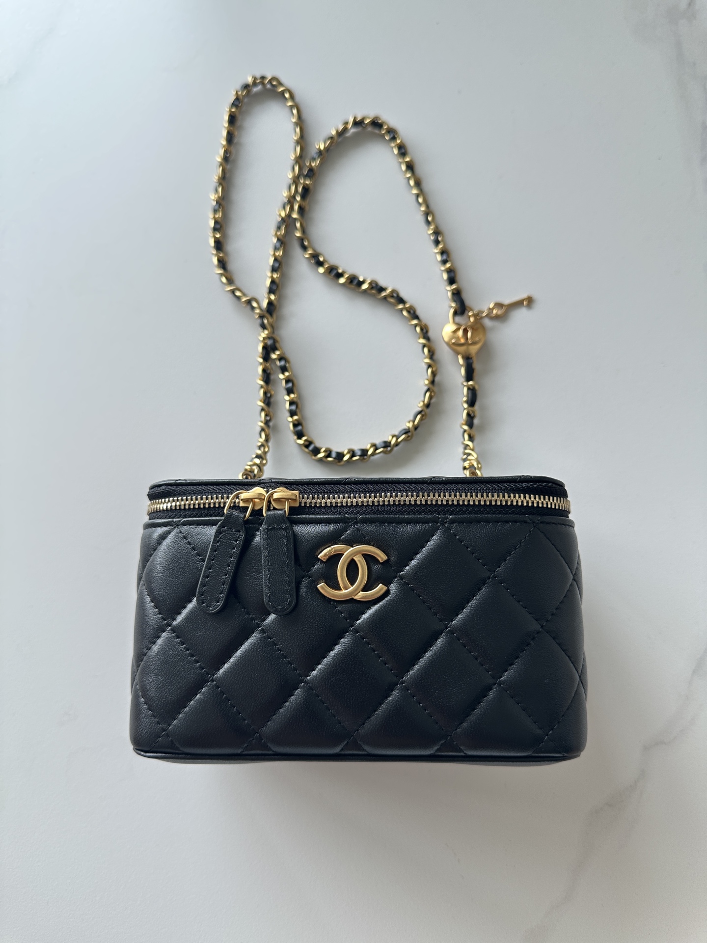NO:894591,Authentic grade original leather Brand: Chanel Model: A Introduction: Original quality, classic, the forefront of gorgeousness and temperament, nobility beyond your expectation. Leather type: Original imported sheepskin, with original cloth inside. Hardware: Original hardware size: 17cmX9.5cmX8cm, CHANEL, chanel, sheepskin19860909正品级 原厂皮 品牌:Chanel型号:A简介:原单质量,经典之作,华丽与气质的前沿,是你意想不到的尊贵.皮种:原单进口羊皮,里配原版布.五金:原版五金配制尺寸:17cmX9.5cmX8cm,CHANEL,chanel,sheepskin,Bag