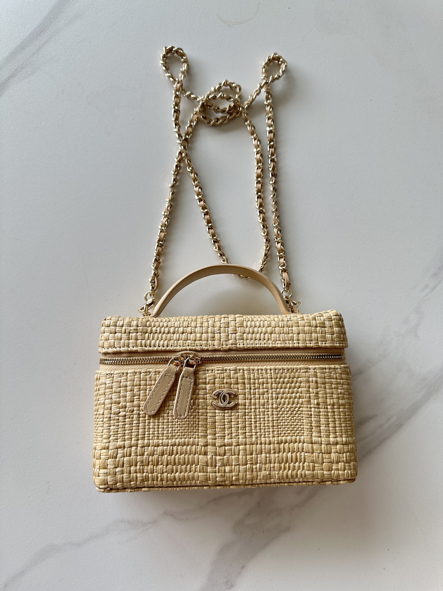 NO:894584,Authentic grade Original leather brand: Chanel Model: AP Introduction: Original quality, classic, the forefront of magnificence and temperament, nobility beyond your expectation. Leather type: Original straw woven, with original cloth inside. Hardware: Original hardware. Size: 17cmX9.5cmX8cm, CHANEL, chanel, espadrilles19860909正品级 原厂皮品牌:Chanel型号:AP简介:原单质量,经典之作,华丽与气质的前沿,是你意想不到的尊贵.皮种:原单草编,里配原版布.五金:原版五金配制尺寸:17cmX9.5cmX8cm,CHANEL,chanel,espadrilles,Bag