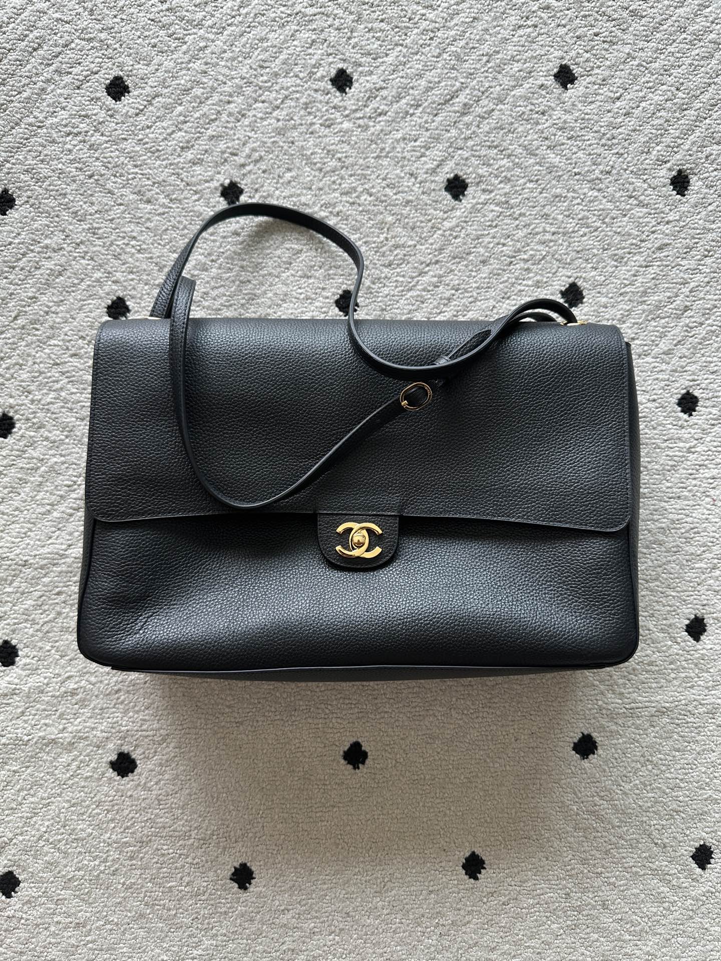 NO:894583,Genuine grade original leather Brand: Chanel Model: AS6233 Introduction: Original quality, classic, the forefront of magnificence and temperament, nobility beyond your expectation. Leather type: Original cowhide, with original cloth inside. Hardware: Original hardware. Size: 39cmX28cmX12cm, CHANEL, chanel, cowhide19860909正品级 原厂皮 品牌:Chanel型号:AS6233简介:原单质量,经典之作,华丽与气质的前沿,是你意想不到的尊贵.皮种:原单牛皮,里配原版布.五金:原版五金配制尺寸:39cmX28cmX12cm,CHANEL,chanel,cowhide,Bag