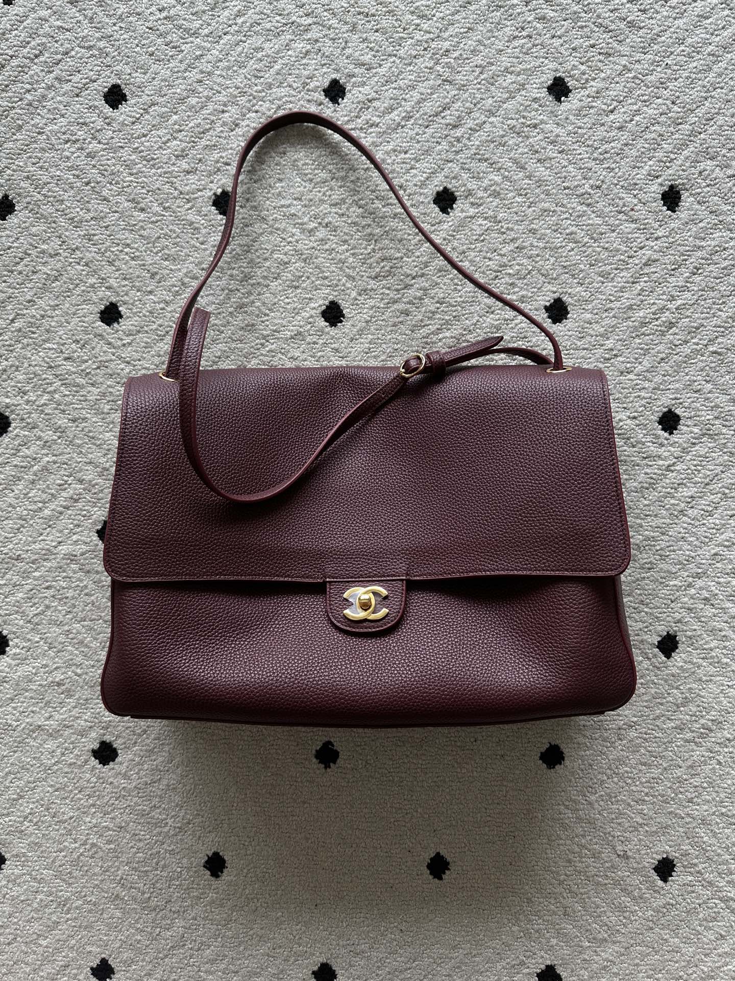NO:894552,Genuine grade original leather Brand: Chanel Model: AS6233 Introduction: Original quality, classic, the forefront of magnificence and temperament, nobility beyond your expectation. Leather type: Original cowhide, with original cloth inside. Hardware: Original hardware. Size: 39cmX28cmX12cm, CHANEL, chanel, cowhide19860909正品级 原厂皮 品牌:Chanel型号:AS6233简介:原单质量,经典之作,华丽与气质的前沿,是你意想不到的尊贵.皮种:原单牛皮,里配原版布.五金:原版五金配制尺寸:39cmX28cmX12cm,CHANEL,chanel,cowhide,Bag