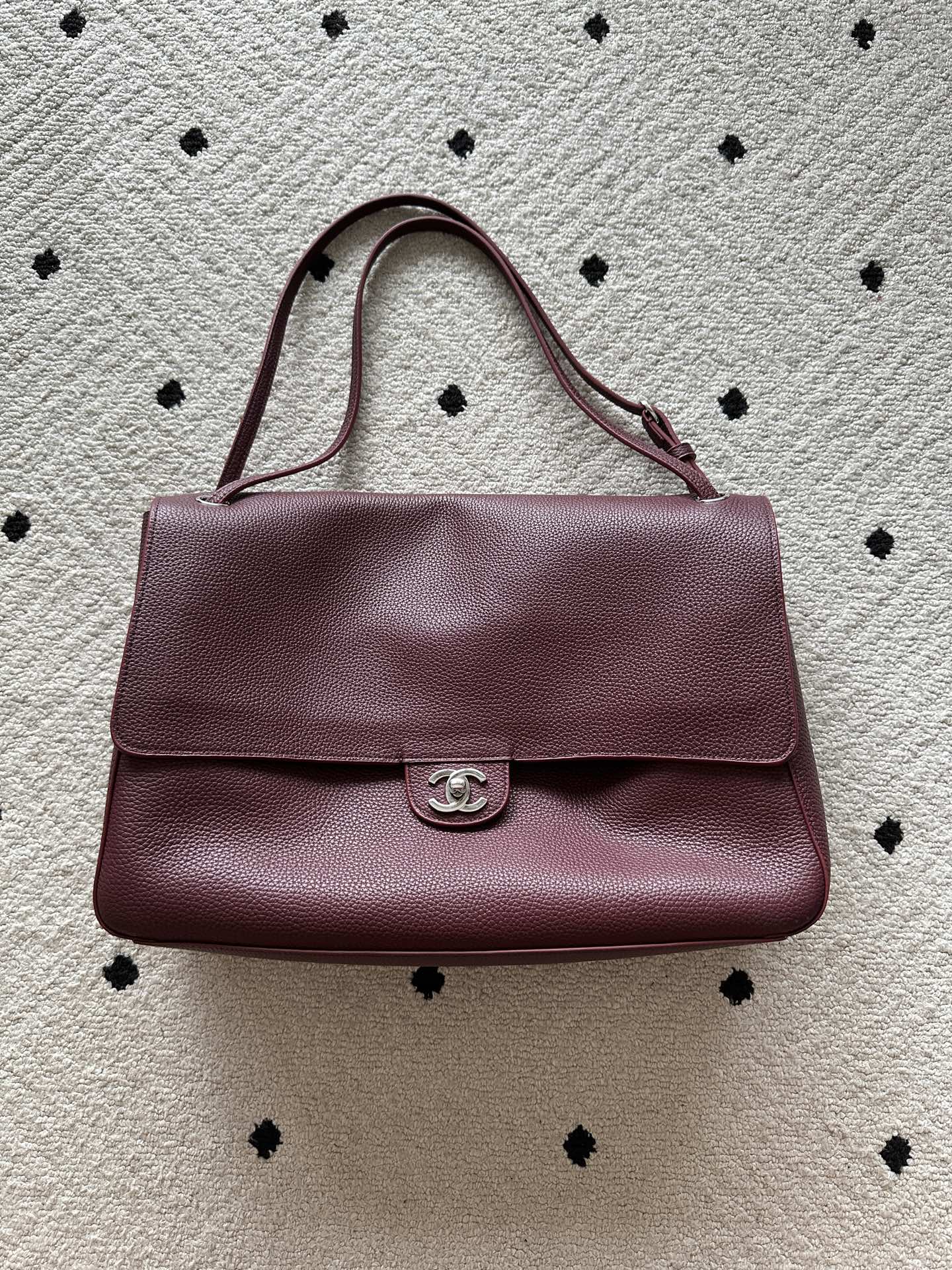 NO:894606,Genuine grade original leather Brand: Chanel Model: AS6233 Introduction: Original quality, classic, the forefront of magnificence and temperament, nobility beyond your expectation. Leather type: Original cowhide, with original cloth inside. Hardware: Original hardware. Size: 39cmX28cmX12cm, CHANEL, chanel, cowhide19860909正品级 原厂皮 品牌:Chanel型号:AS6233简介:原单质量,经典之作,华丽与气质的前沿,是你意想不到的尊贵.皮种:原单牛皮,里配原版布.五金:原版五金配制尺寸:39cmX28cmX12cm,CHANEL,chanel,cowhide,Bag