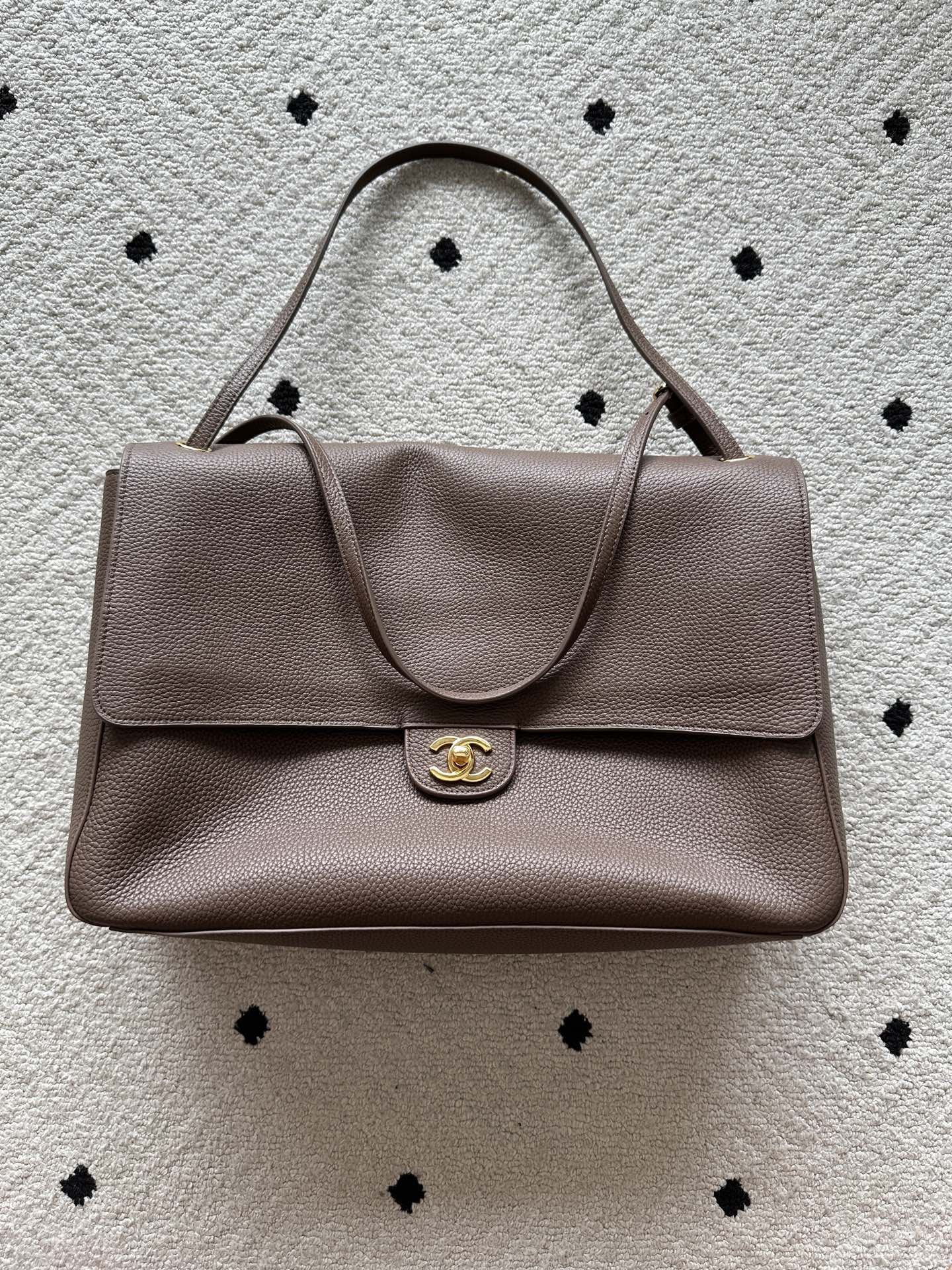 NO:894595,Genuine grade original leather Brand: Chanel Model: AS6233 Introduction: Original quality, classic, the forefront of magnificence and temperament, nobility beyond your expectation. Leather type: Original cowhide, with original cloth inside. Hardware: Original hardware. Size: 39cmX28cmX12cm, CHANEL, chanel, cowhide19860909正品级 原厂皮 品牌:Chanel型号:AS6233简介:原单质量,经典之作,华丽与气质的前沿,是你意想不到的尊贵.皮种:原单牛皮,里配原版布.五金:原版五金配制尺寸:39cmX28cmX12cm,CHANEL,chanel,cowhide,Bag
