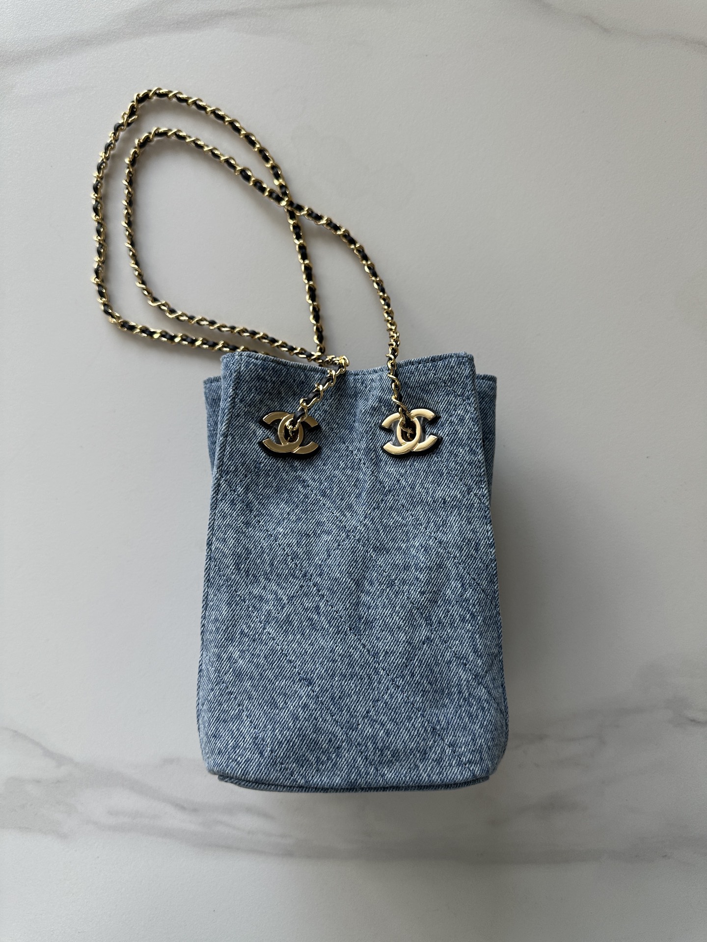NO:894559,Genuine grade original leather Brand: Chanel Model: A Introduction: Original quality, classic, the forefront of magnificence and temperament, nobility beyond your expectation. Leather type: Original denim, with original fabric inside. Hardware: Original hardware. Size: 18cmX11.5cmX11.5cm, CHANEL, chanel19860909正品级 原厂皮 品牌:Chanel型号:A简介:原单质量,经典之作,华丽与气质的前沿,是你意想不到的尊贵.皮种:原单牛仔布,里配原版布.五金:原版五金配制尺寸:18cmX11.5cmX11.5cm,CHANEL,chanel,Bag