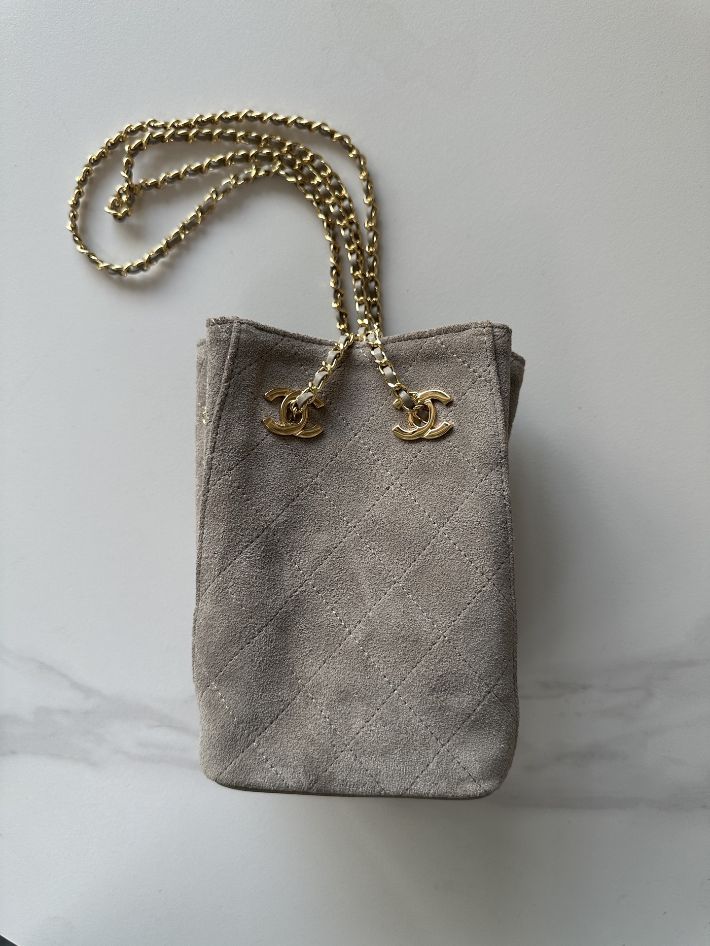 NO:894551,Genuine grade original leather Brand: Chanel Model: A Introduction: Original quality, classic, the forefront of gorgeousness and temperament, nobility beyond your expectation. Leather type: Original suede, with original cloth inside. Hardware: Original hardware. Size: 18cmX11.5cmX11.5cm, CHANEL, chanel19860909正品级 原厂皮 品牌:Chanel型号:A简介:原单质量,经典之作,华丽与气质的前沿,是你意想不到的尊贵.皮种:原单反绒皮,里配原版布.五金:原版五金配制尺寸:18cmX11.5cmX11.5cm,CHANEL,chanel,Bag