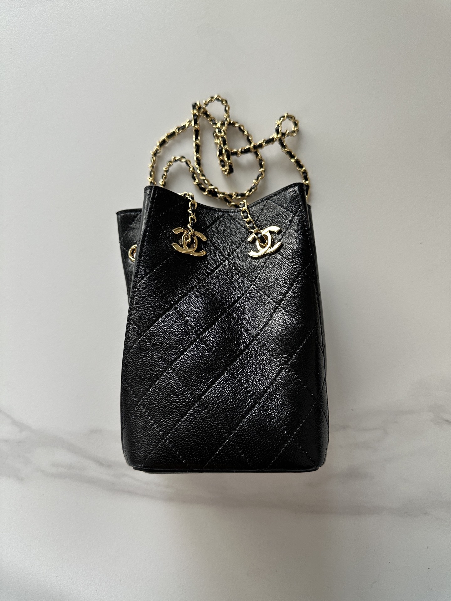 NO:894543,Genuine grade original leather Brand: Chanel Model: A Introduction: Original quality, classic, the forefront of magnificence and temperament, nobility beyond your expectation. Leather type: Original lambskin, with original cloth inside. Hardware: Original hardware. Size: 18cmX11.5cmX11.5cm, CHANEL, chanel, sheepskin19860909正品级 原厂皮 品牌:Chanel型号:A简介:原单质量,经典之作,华丽与气质的前沿,是你意想不到的尊贵.皮种:原单小羊皮,里配原版布.五金:原版五金配制尺寸:18cmX11.5cmX11.5cm,CHANEL,chanel,sheepskin,Bag