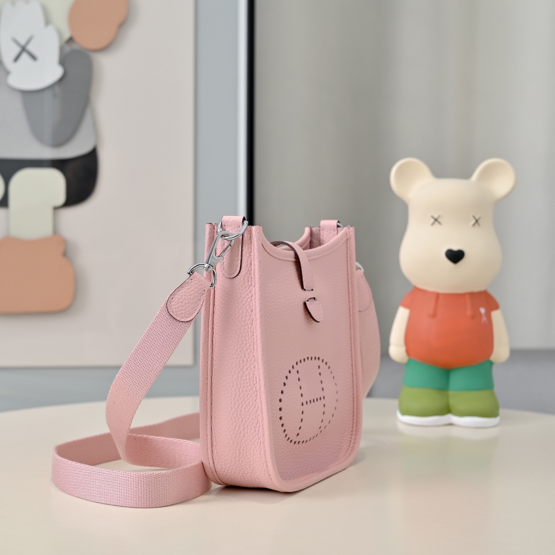 Mini EveyIne ~伊芙琳
自配肩带+tc小牛皮
五金：银扣
迷你尺寸：17cm 