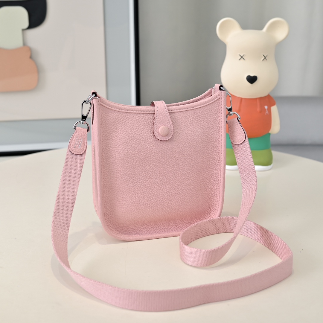 Mini EveyIne ~伊芙琳
自配肩带+tc小牛皮
五金：银扣
迷你尺寸：17cm 
