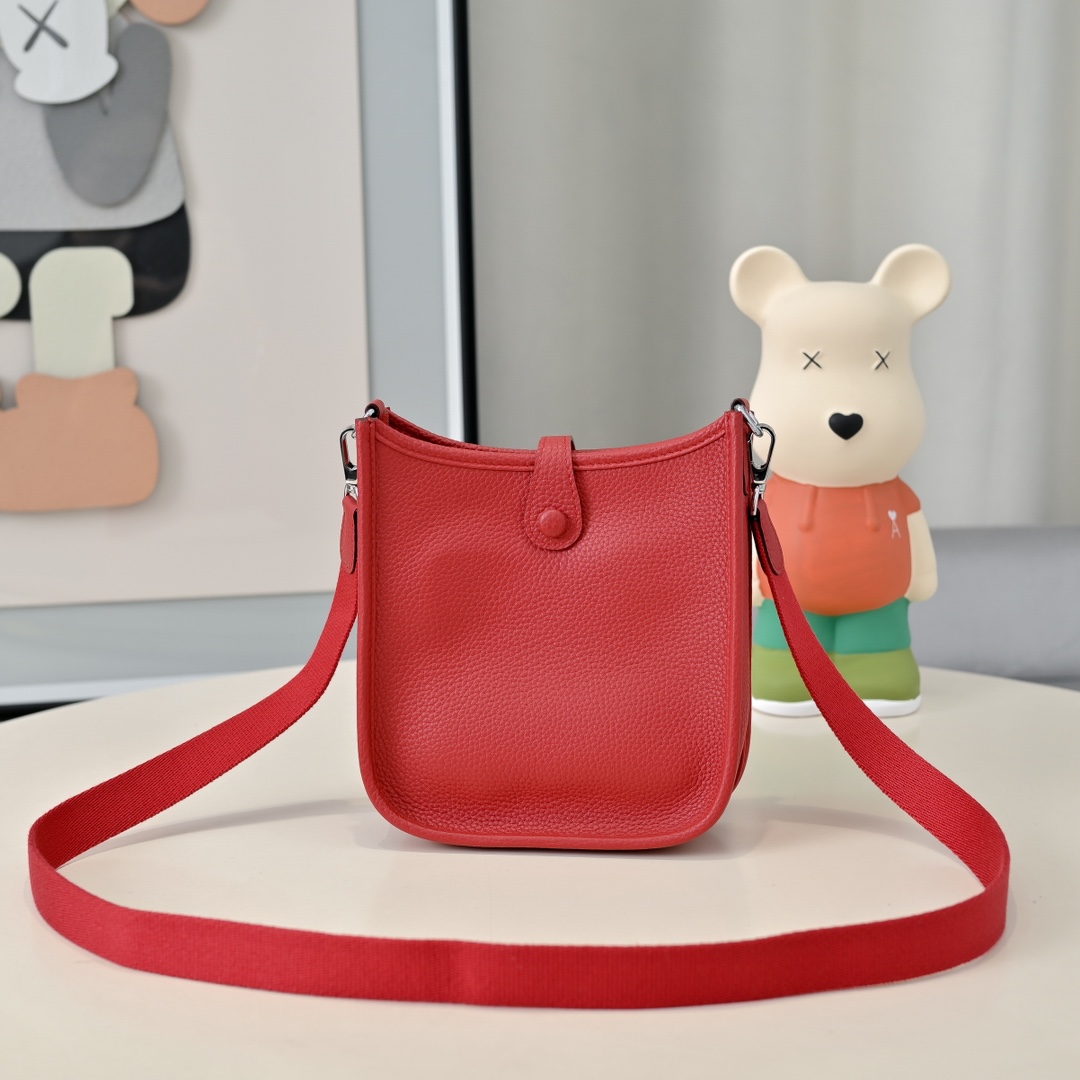 Mini EveyIne ~伊芙琳
自配肩带+tc小牛皮
五金：银扣
迷你尺寸：17cm 