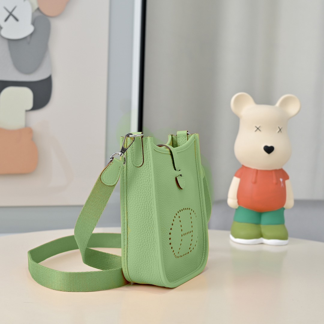 Mini EveyIne ~伊芙琳
自配肩带+tc小牛皮
五金：银扣
迷你尺寸：17cm