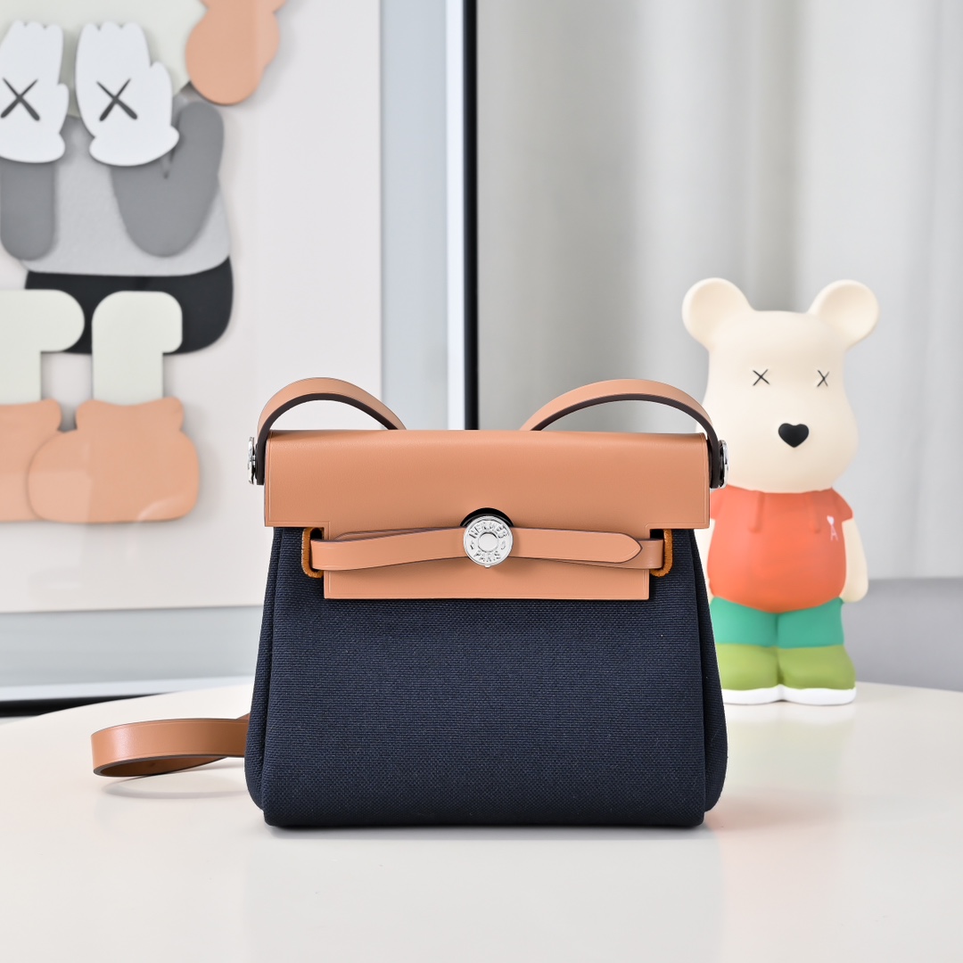 🐎新品现货🆕 银扣580💰金扣600💰
Mini Herbag 凯莉迷你布包 20cm 皮拼布银扣 超级Q么哒
限量版 专柜同步