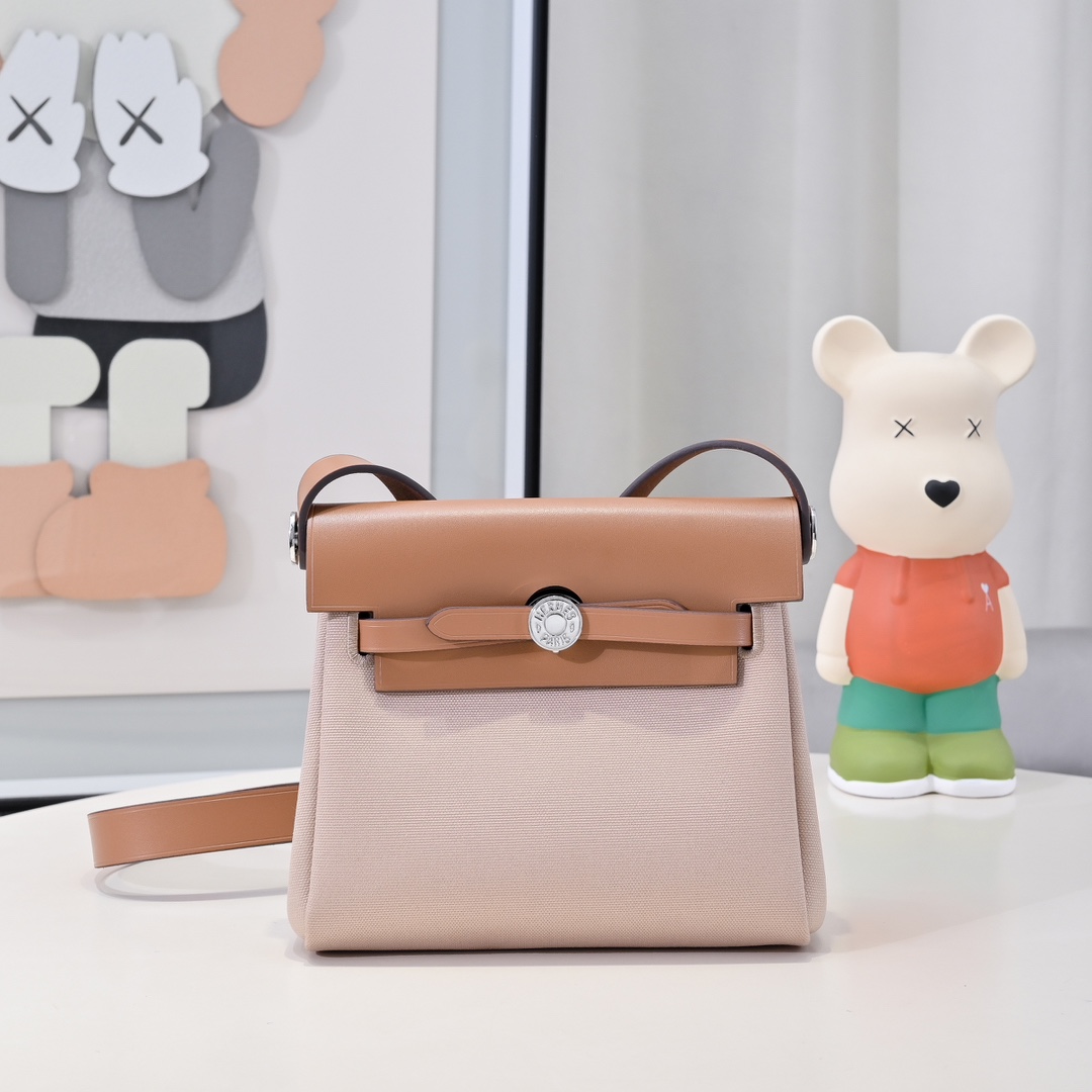 🐎新品现货🆕 银扣580💰金扣600💰
Mini Herbag 凯莉迷你布包 20cm 皮拼布银扣 超级Q么哒
限量版 专柜同步