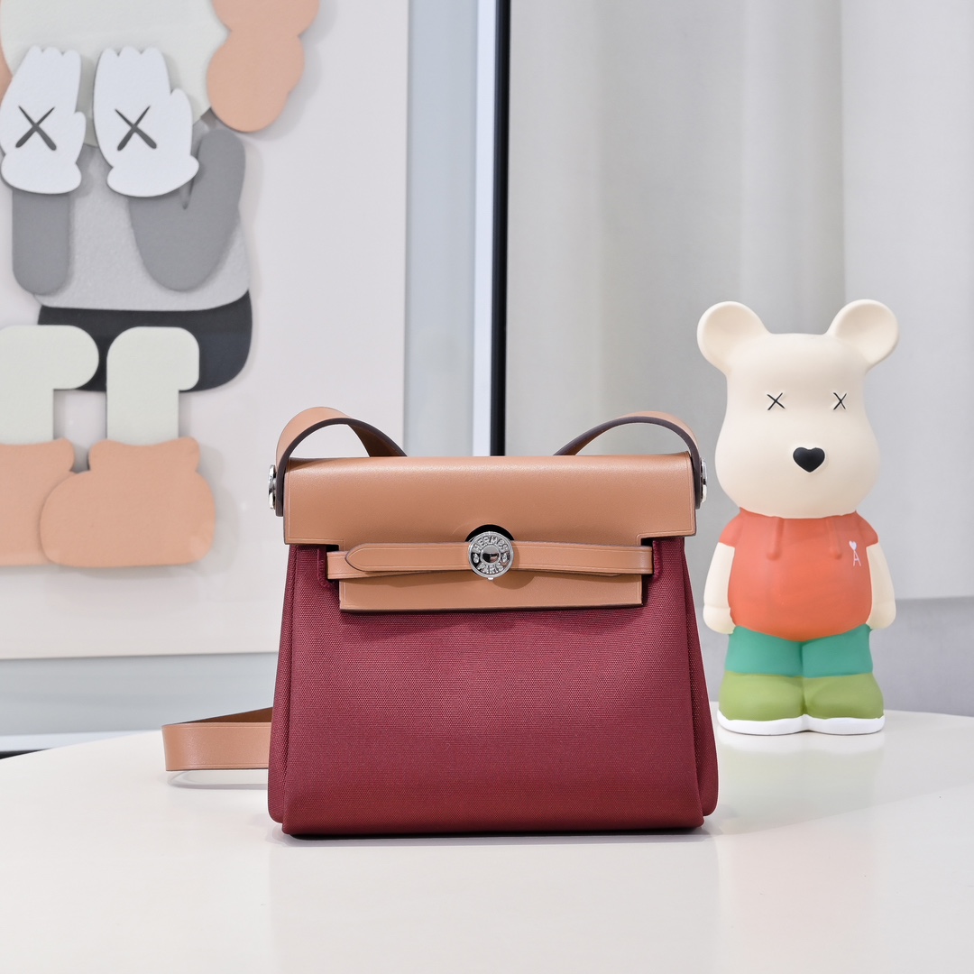 🐎新品现货🆕 银扣580💰金扣600💰
Mini Herbag 凯莉迷你布包 20cm 皮拼布银扣 超级Q么哒
限量版 专柜同步