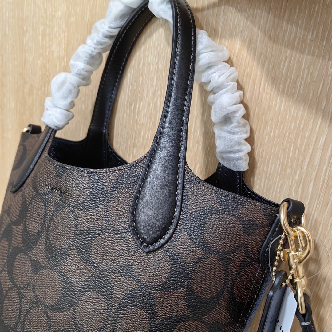 Coach ～Coach 蔻驰CR256 Hanna系列最新款水桶包 形似水桶又似菜篮子 牛皮配老花料材质