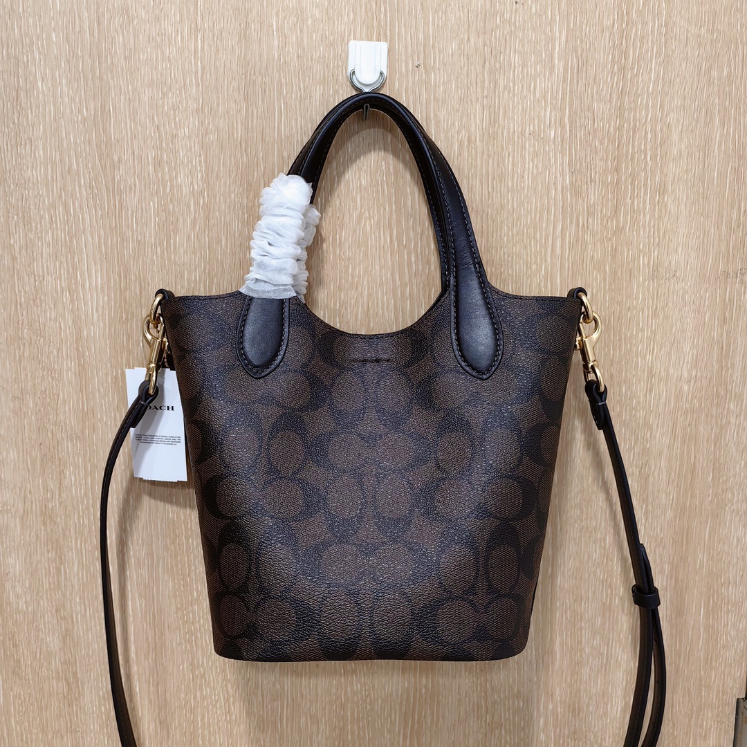 Coach ～Coach 蔻驰CR256 Hanna系列最新款水桶包 形似水桶又似菜篮子 牛皮配老花料材质