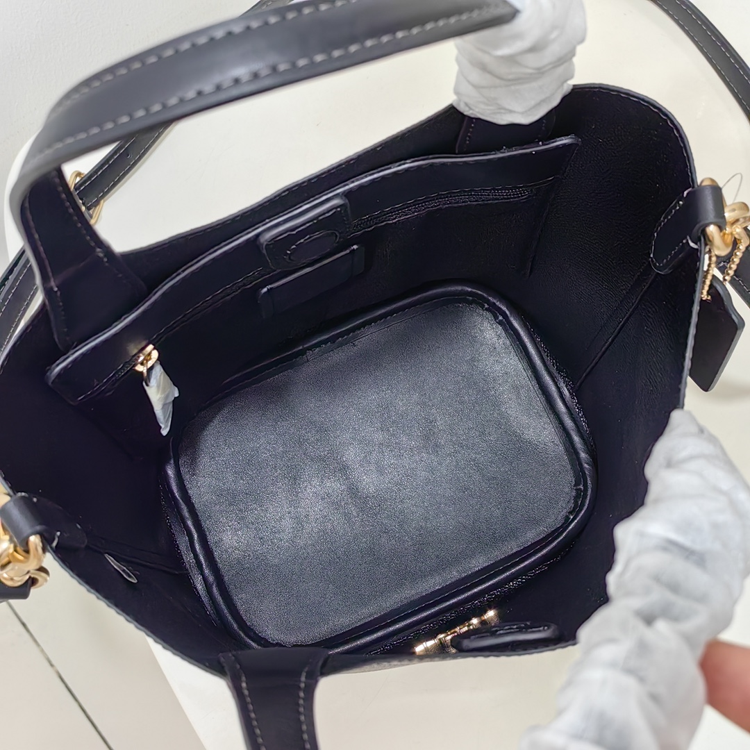 Coach ～Coach 蔻驰CR256 Hanna系列最新款水桶包 形似水桶又似菜篮子 牛皮配老花料材质