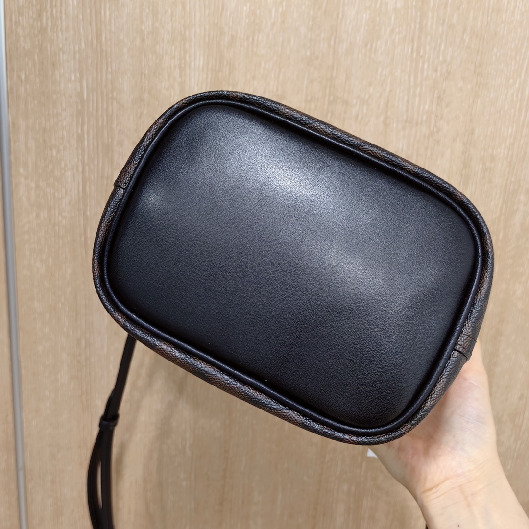 Coach ～Coach 蔻驰CR256 Hanna系列最新款水桶包 形似水桶又似菜篮子 牛皮配老花料材质