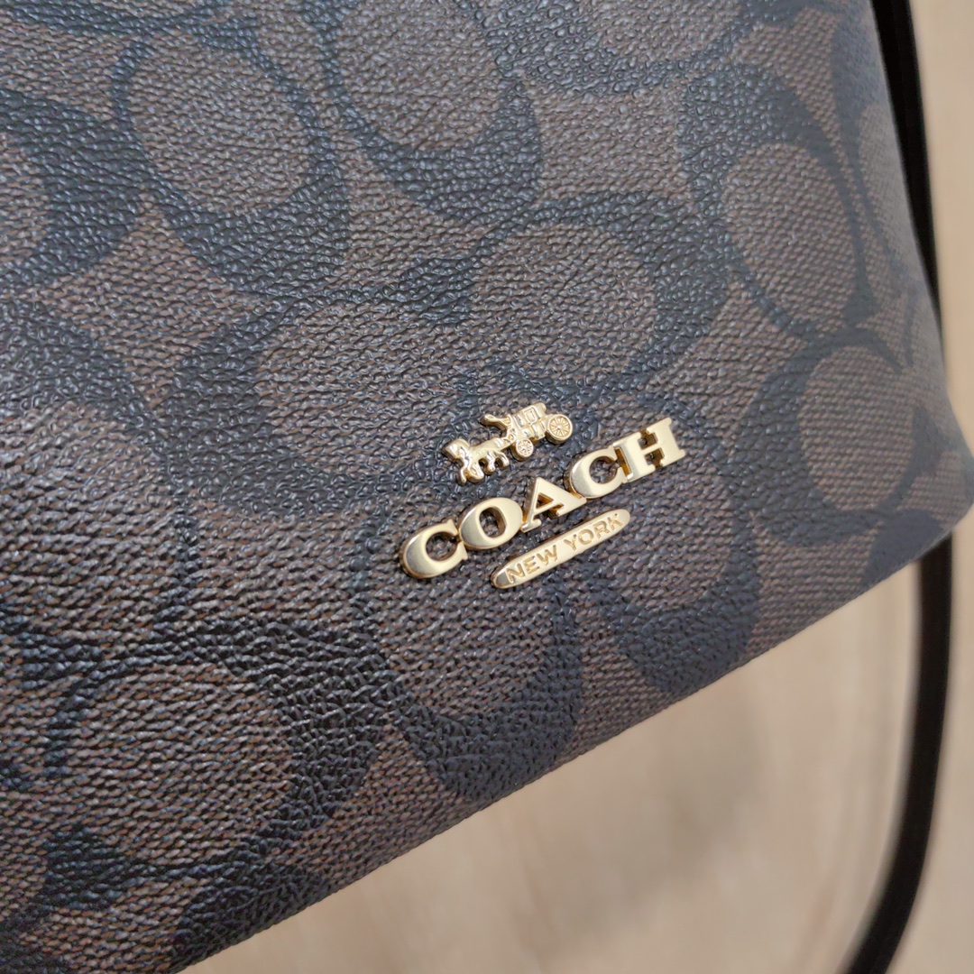 Coach ～Coach 蔻驰CR256 Hanna系列最新款水桶包 形似水桶又似菜篮子 牛皮配老花料材质